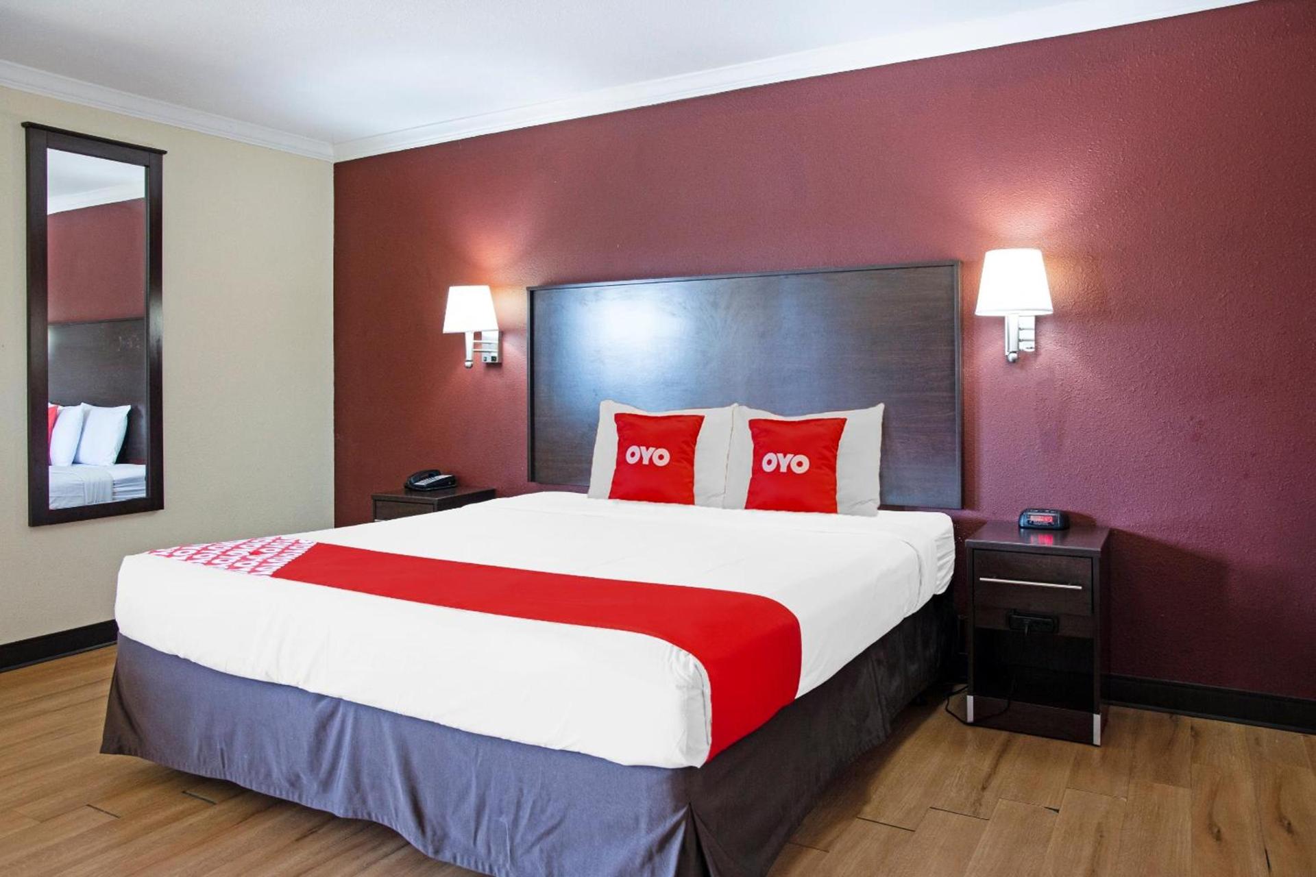 OYO Hotel McAllen Airport South photo 59