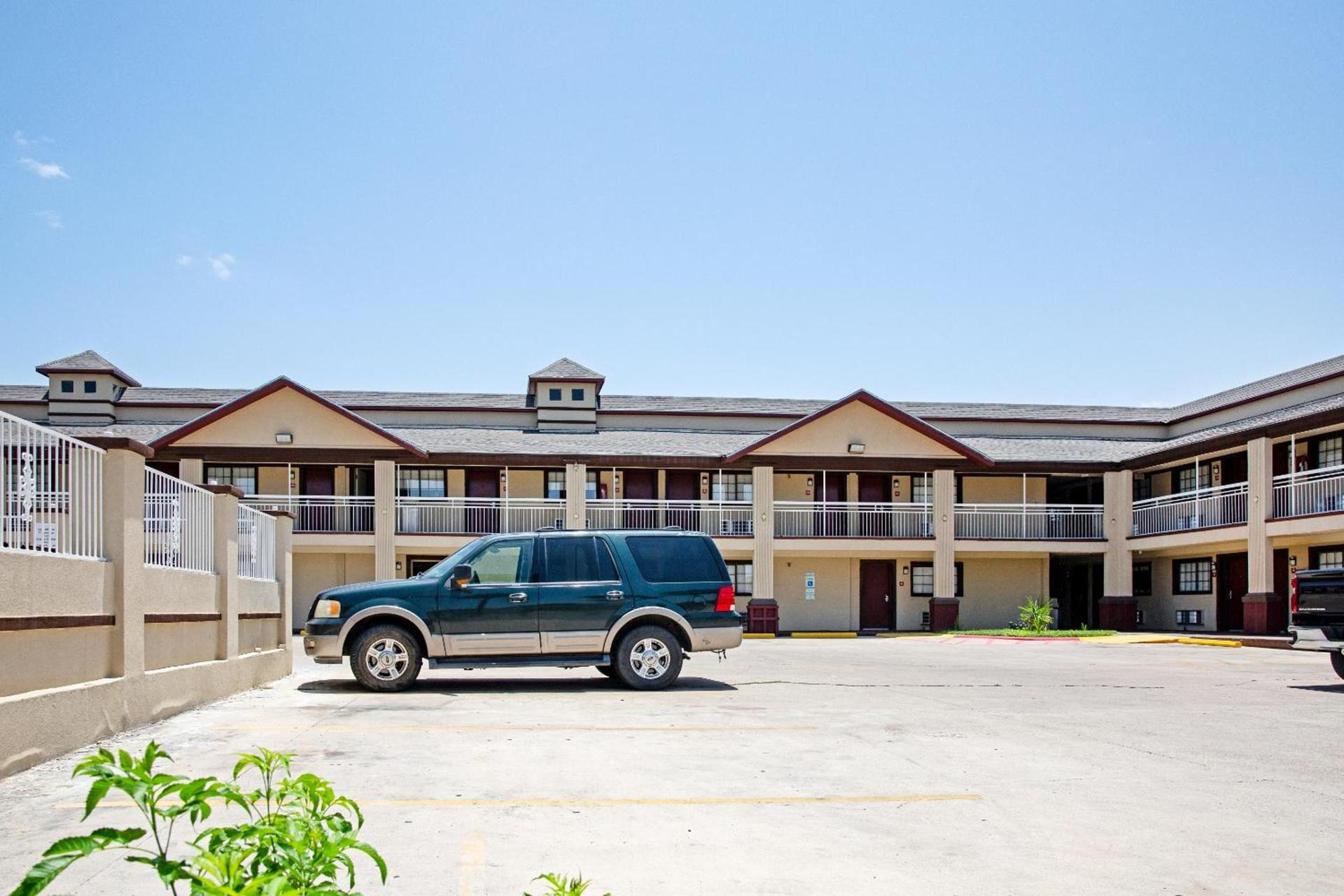 OYO Hotel McAllen Airport South photo 66