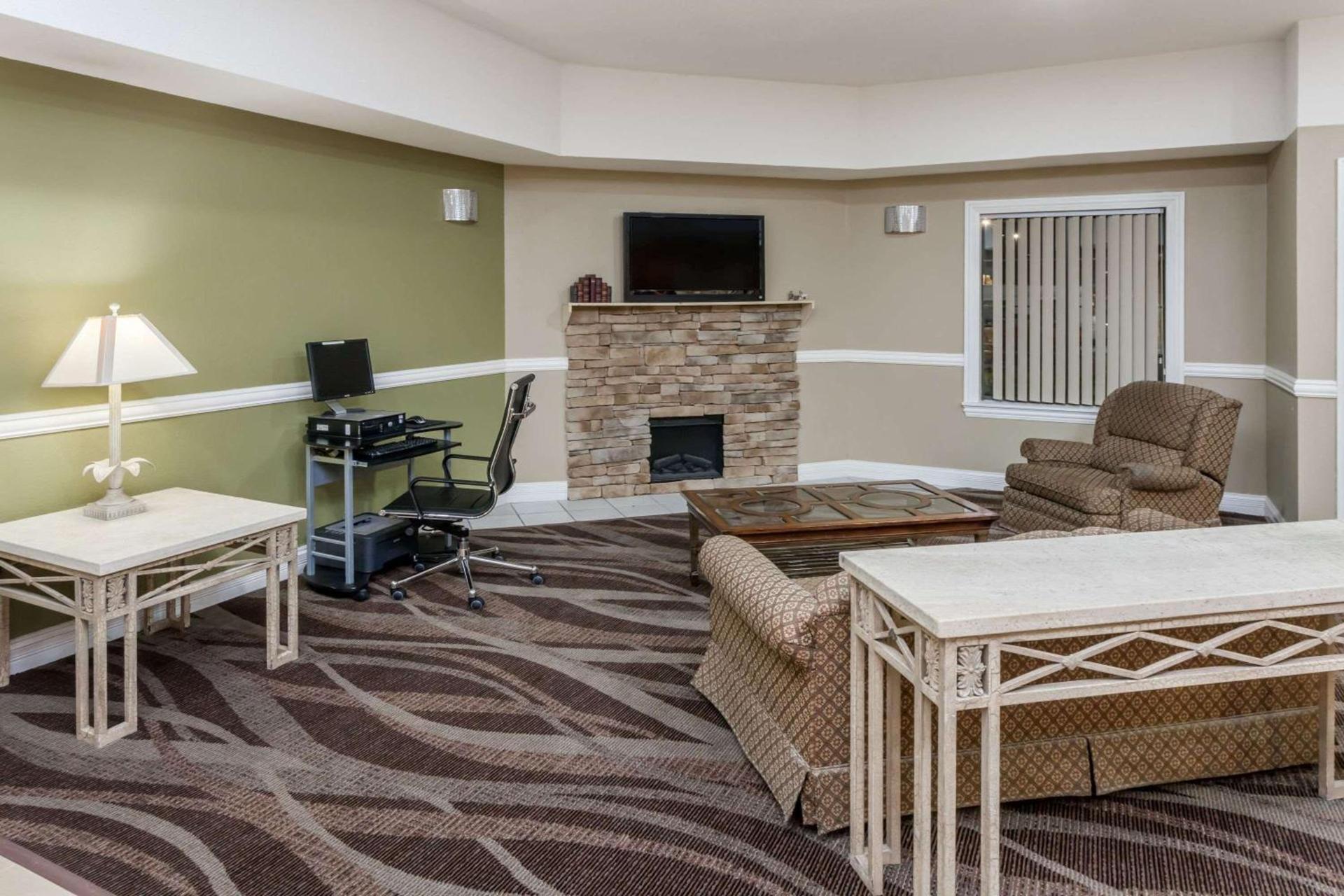 Super 8 by Wyndham Rochester photo 2