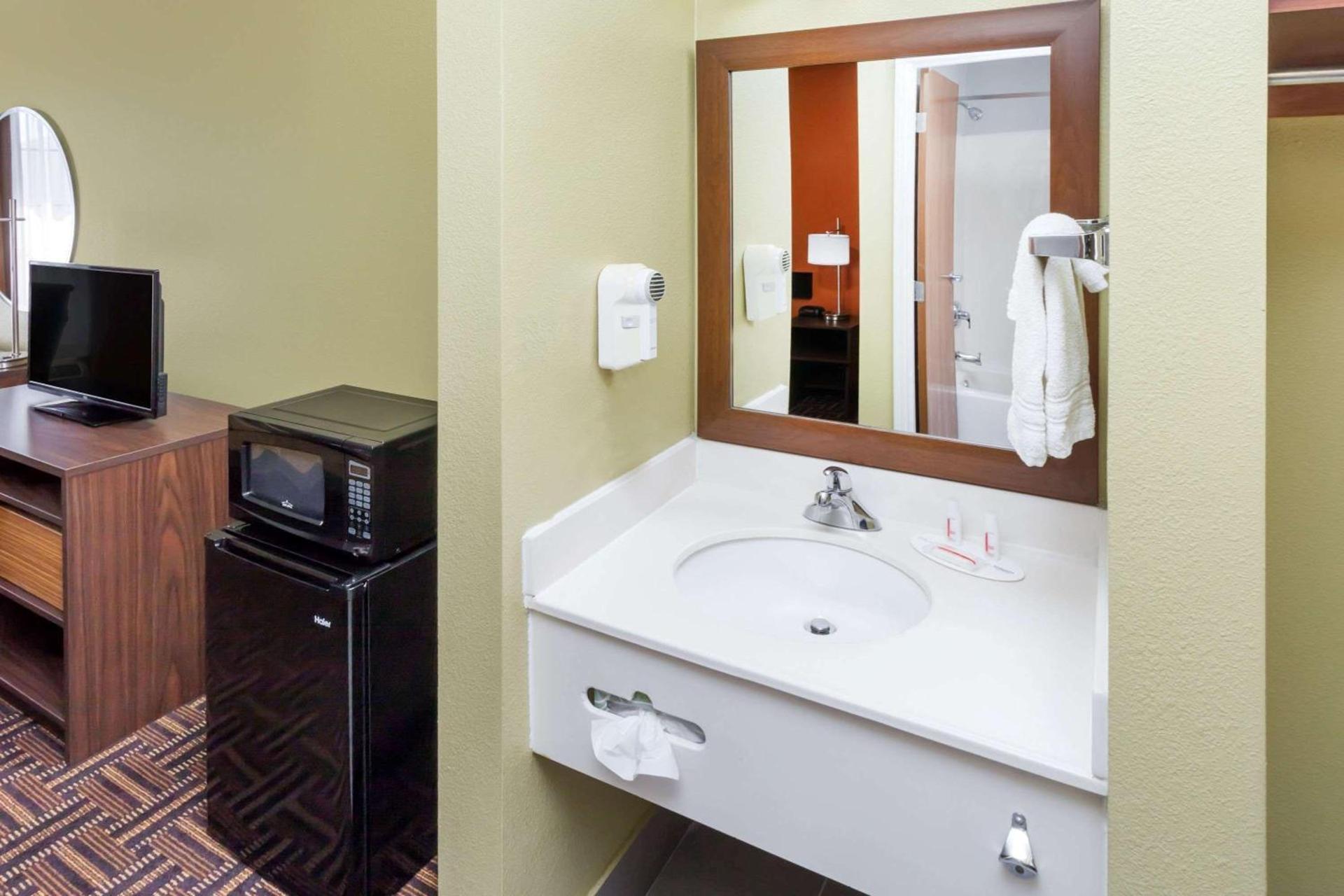 Super 8 by Wyndham Rochester photo 8