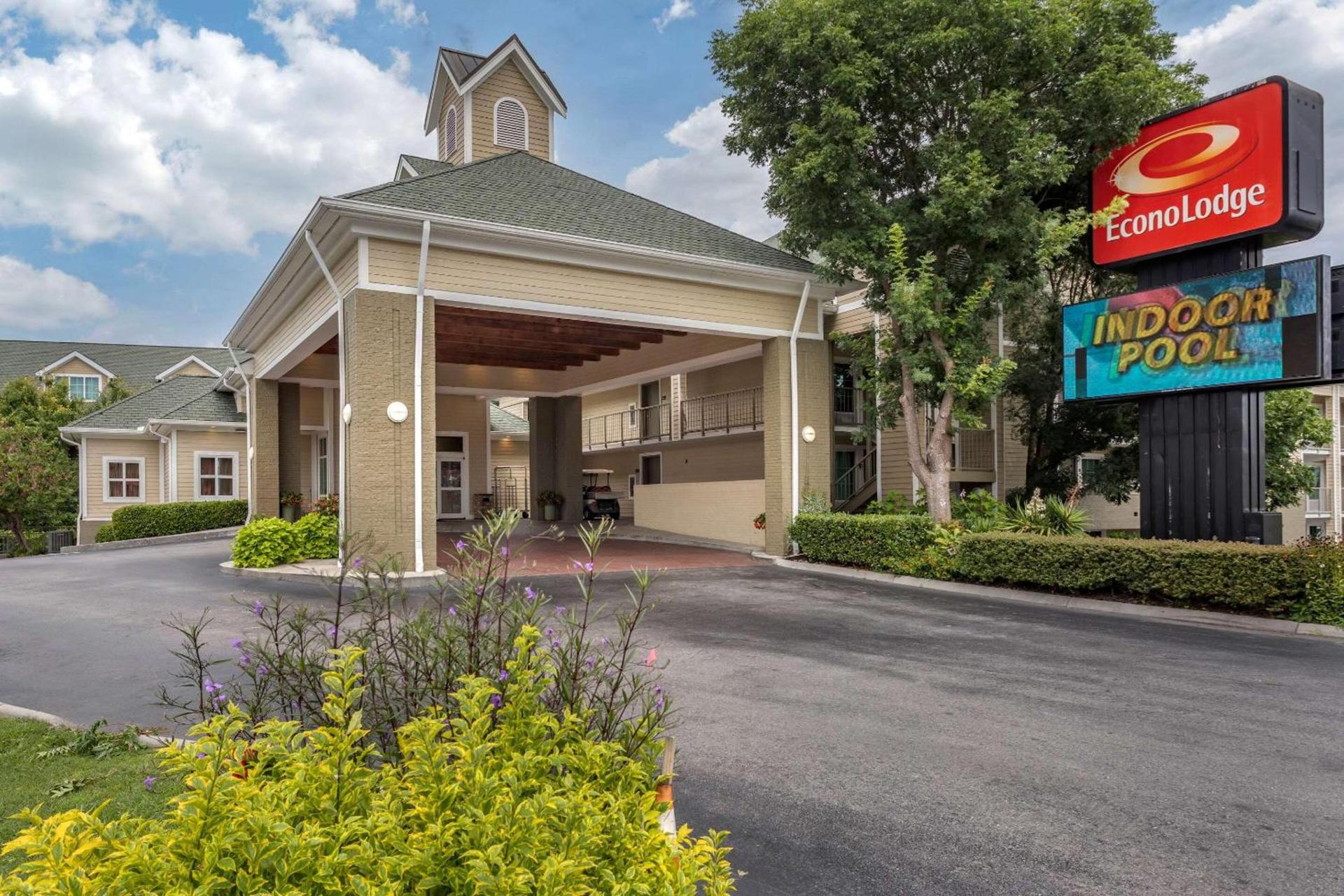 Econo Lodge Pigeon Forge Riverside photo 2