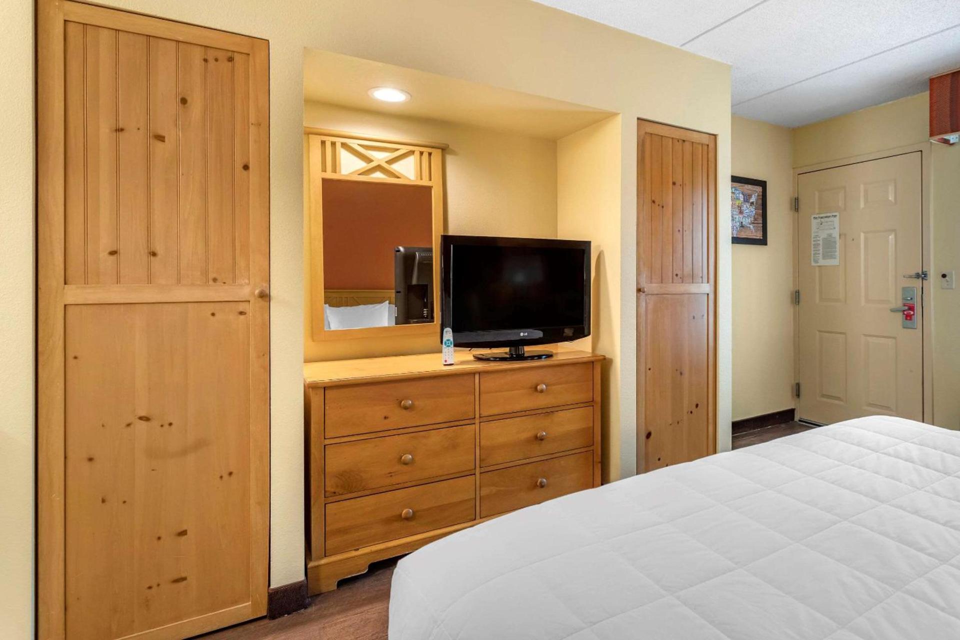 Econo Lodge Pigeon Forge Riverside photo 17