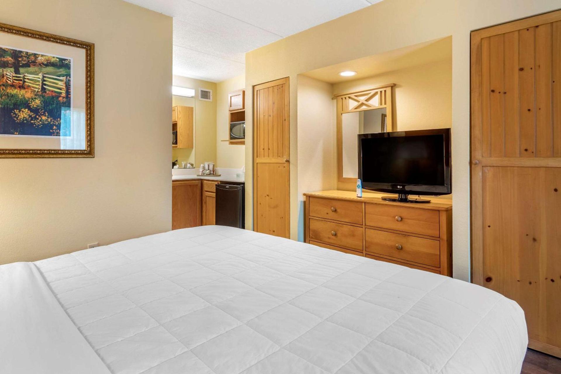 Econo Lodge Pigeon Forge Riverside photo 18