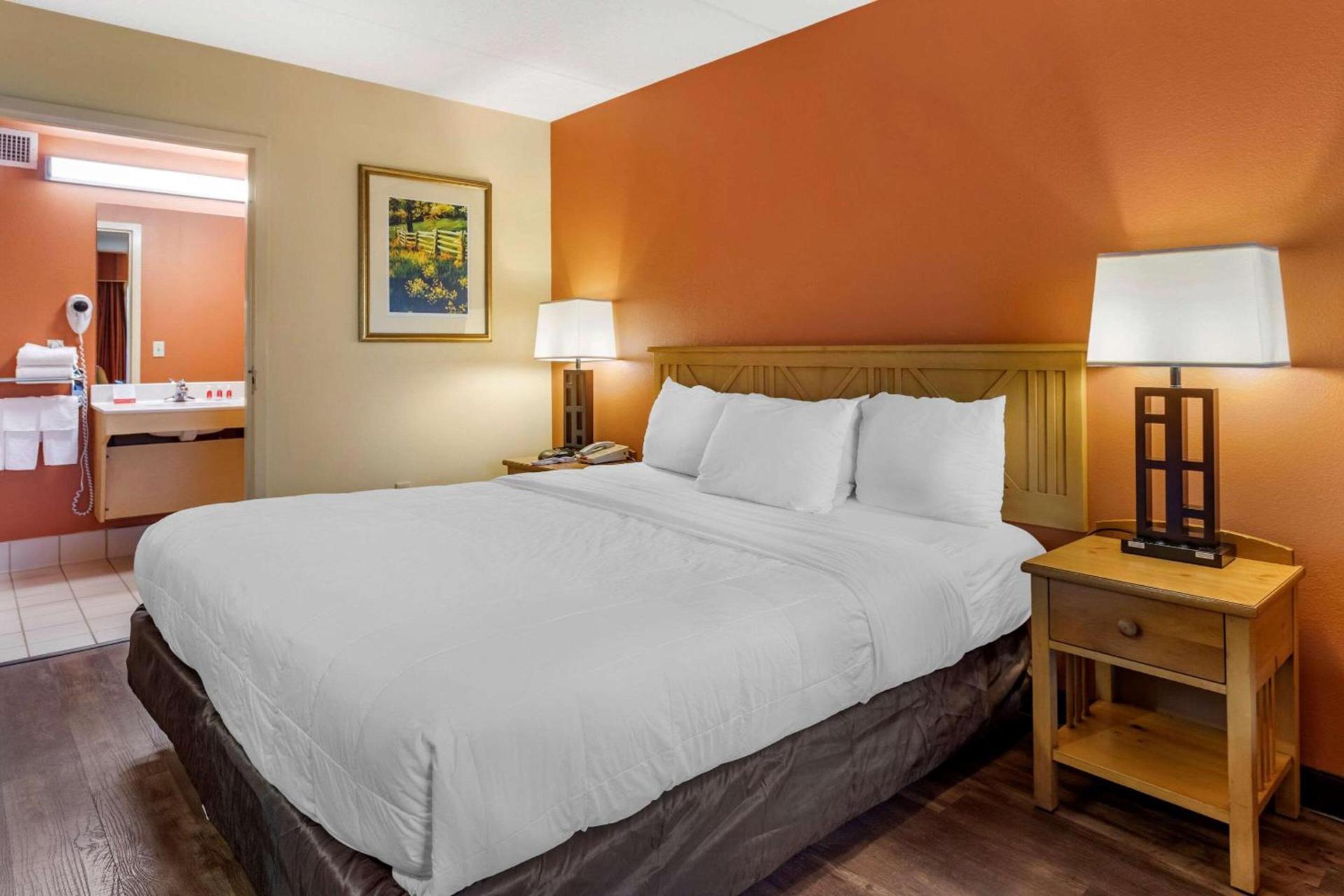 Econo Lodge Pigeon Forge Riverside photo 22