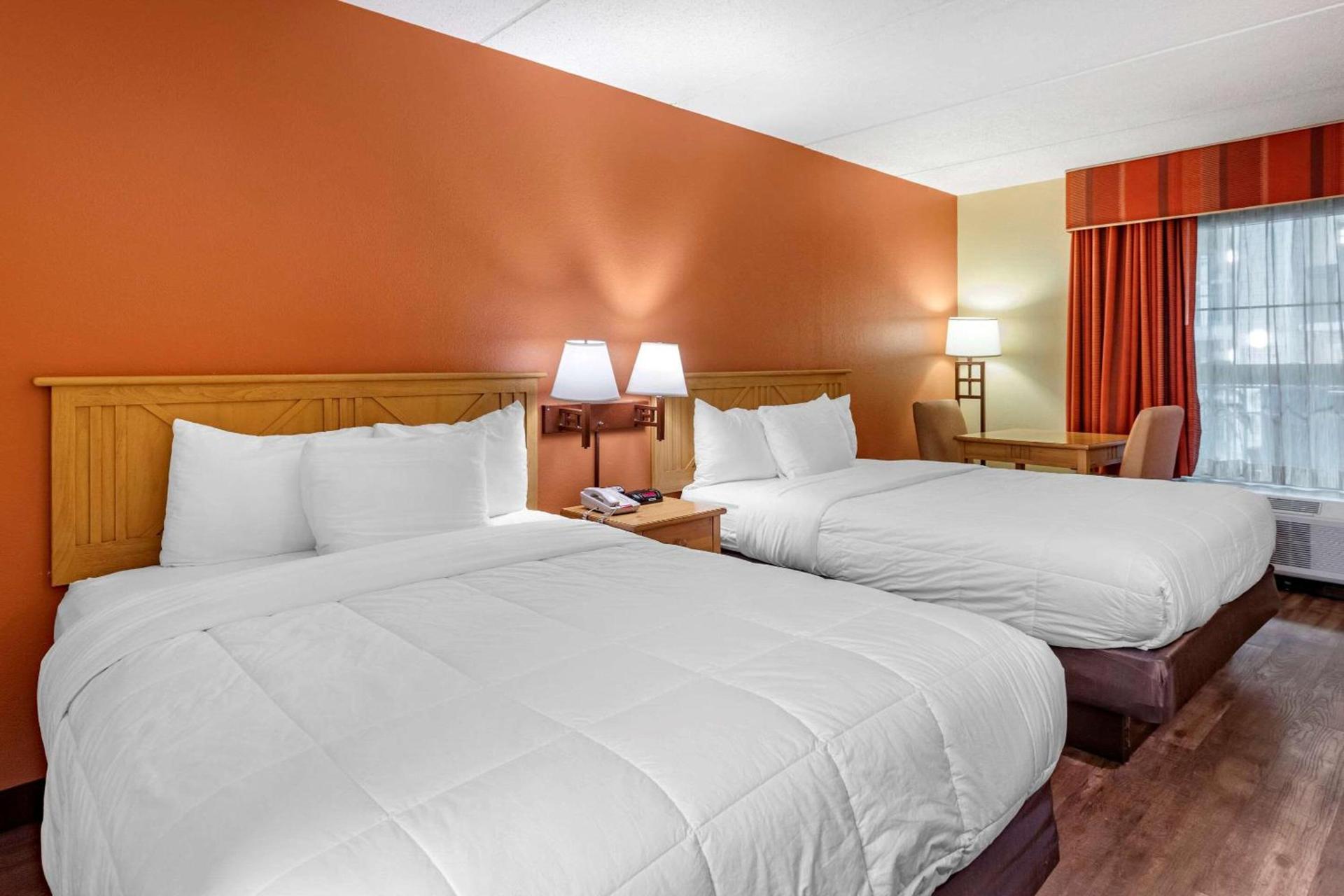 Econo Lodge Pigeon Forge Riverside photo 25