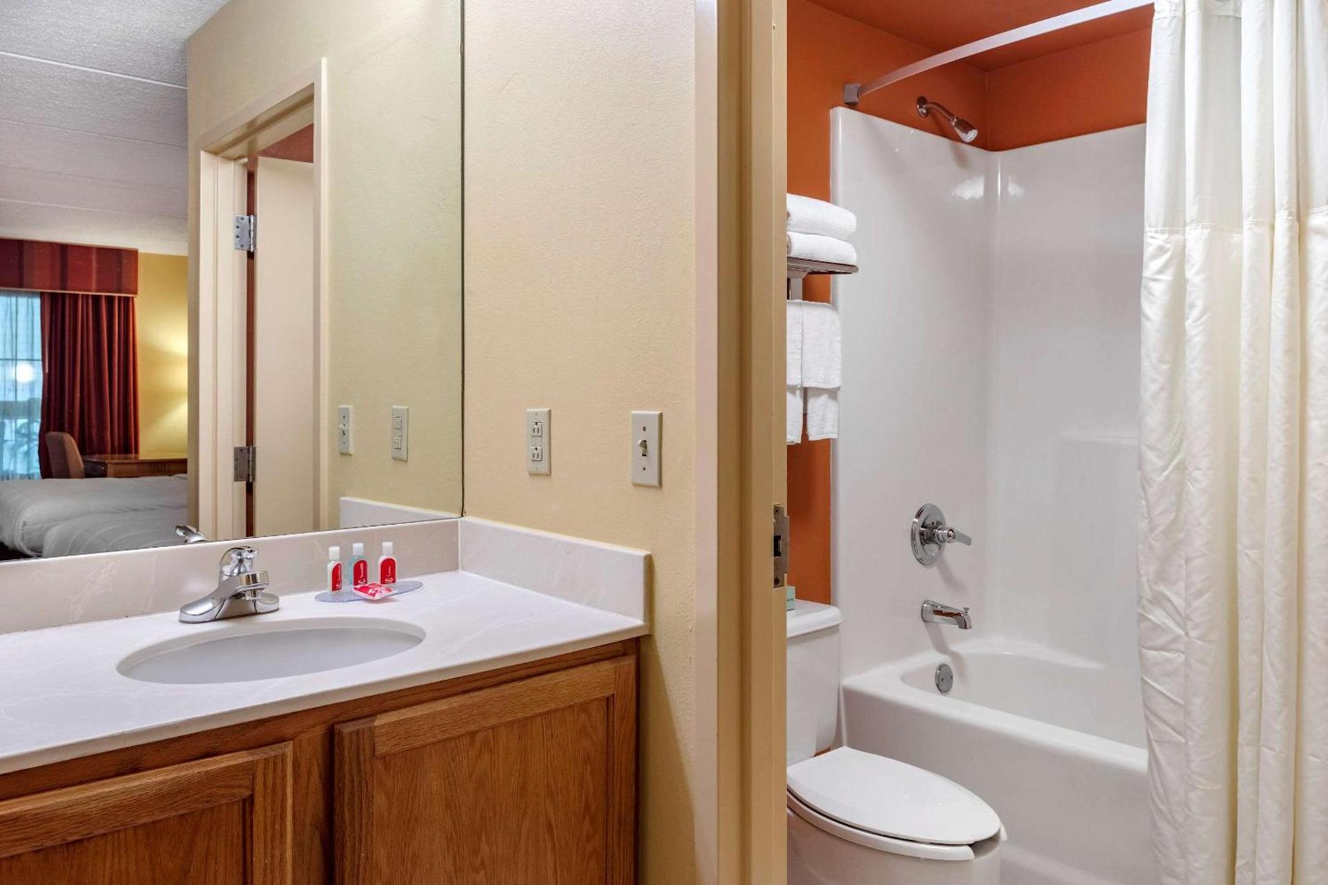 Econo Lodge Pigeon Forge Riverside photo 27