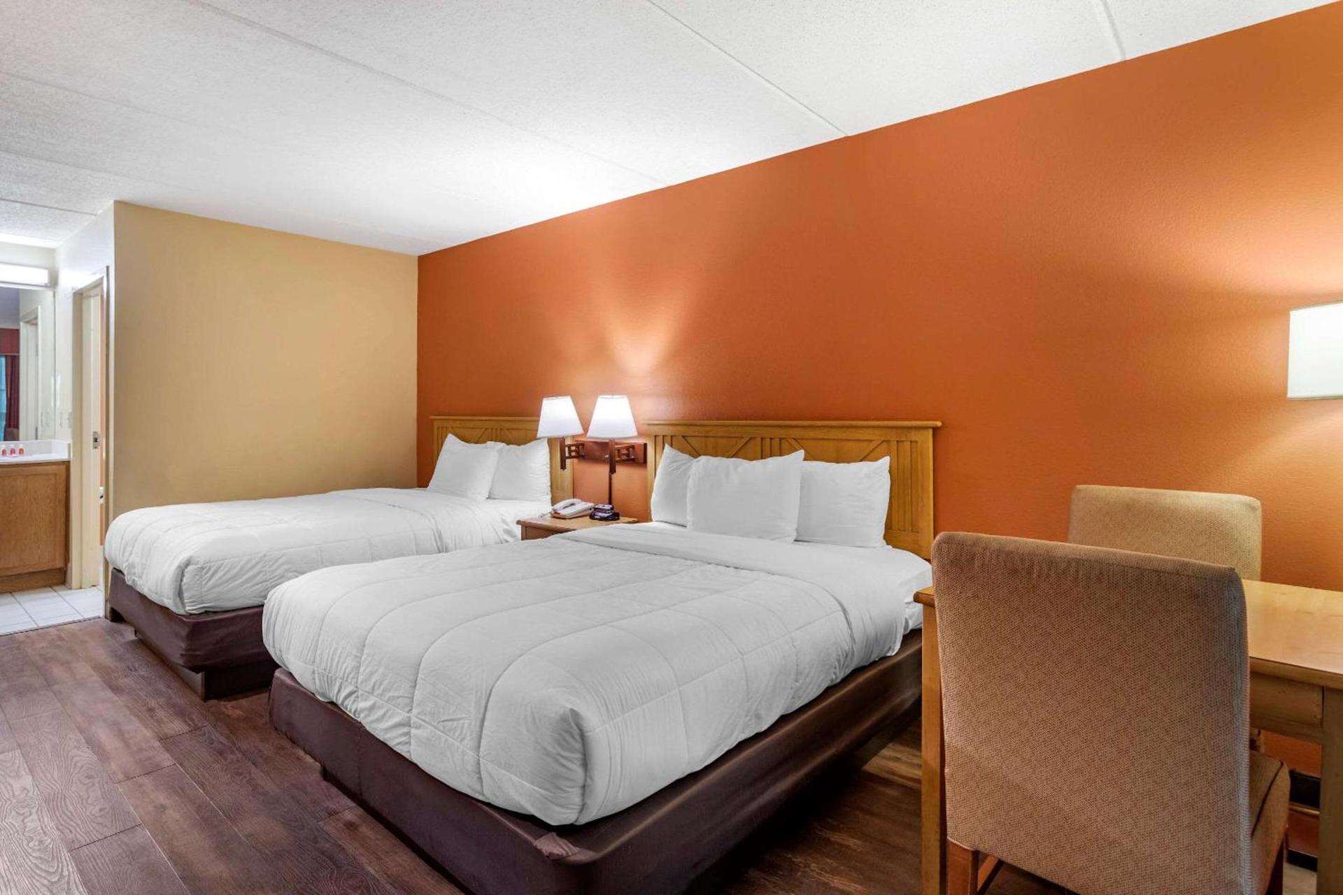Econo Lodge Pigeon Forge Riverside photo 24