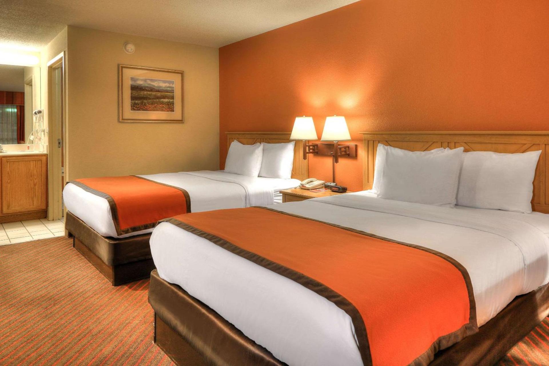 Econo Lodge Pigeon Forge Riverside photo 38