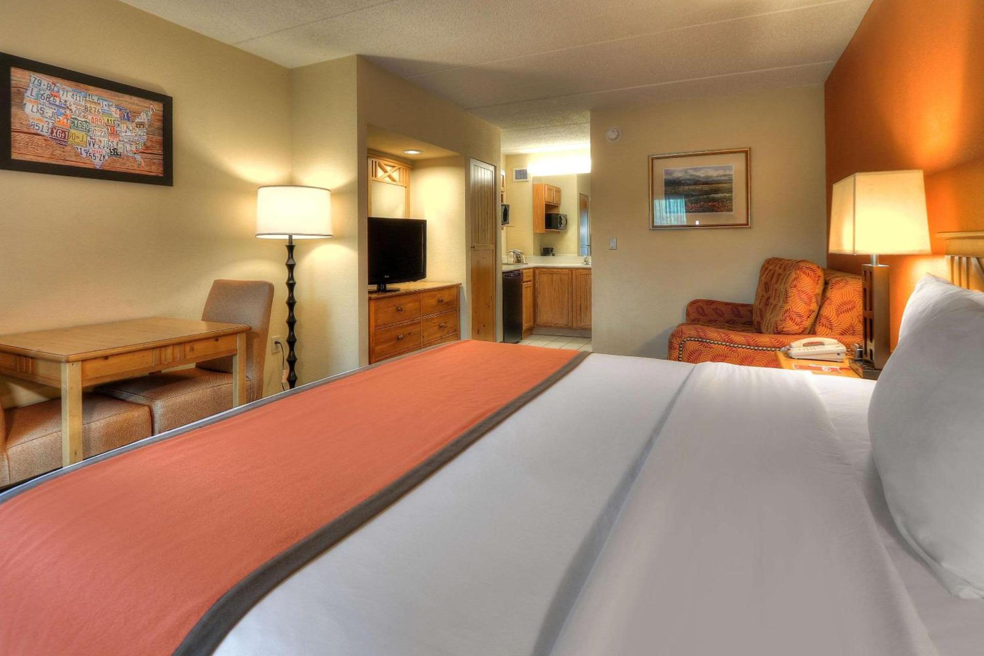 Econo Lodge Pigeon Forge Riverside photo 42