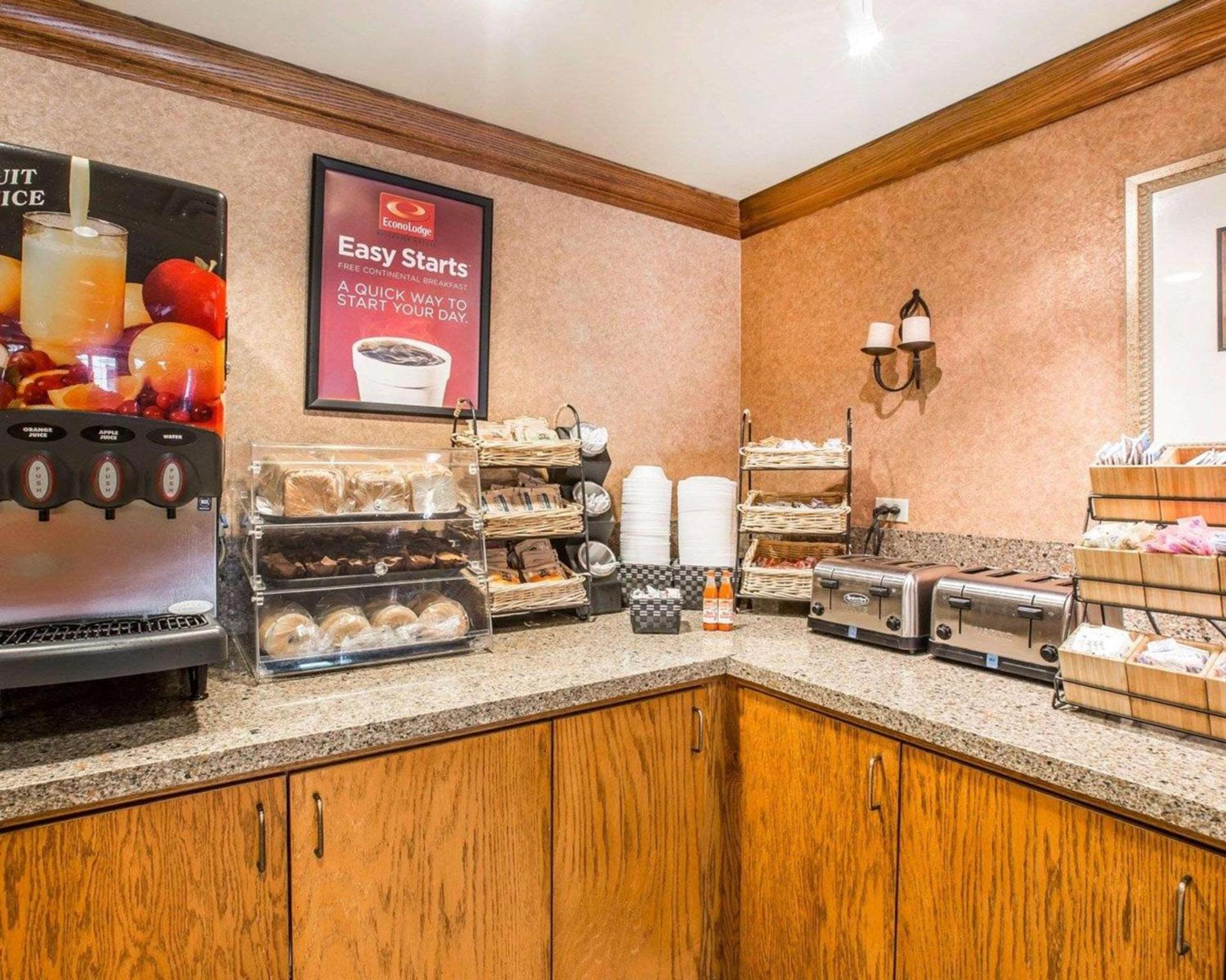 Econo Lodge Pigeon Forge Riverside photo 61