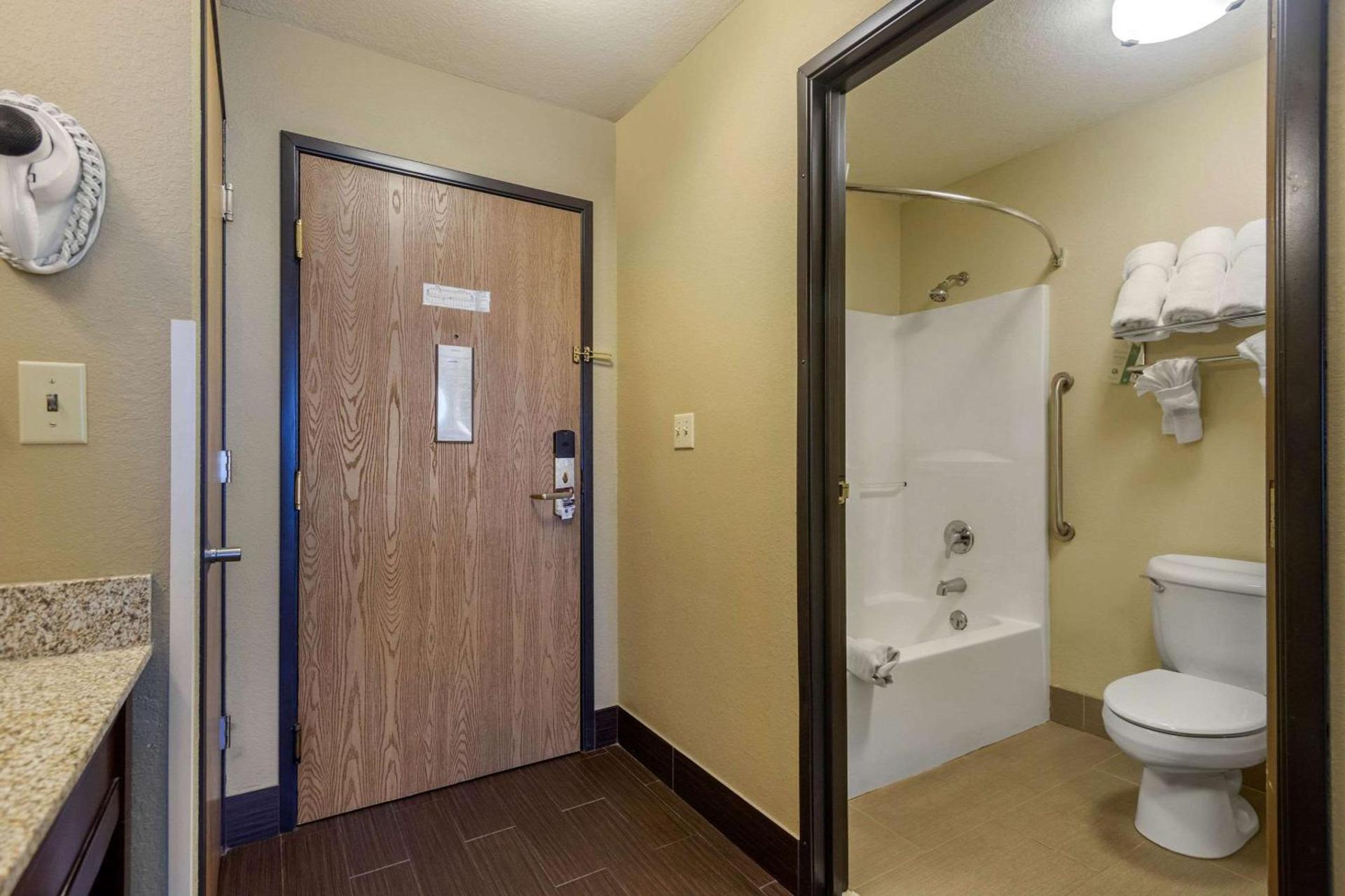 Comfort Inn & Suites Pittsburg KS photo 11