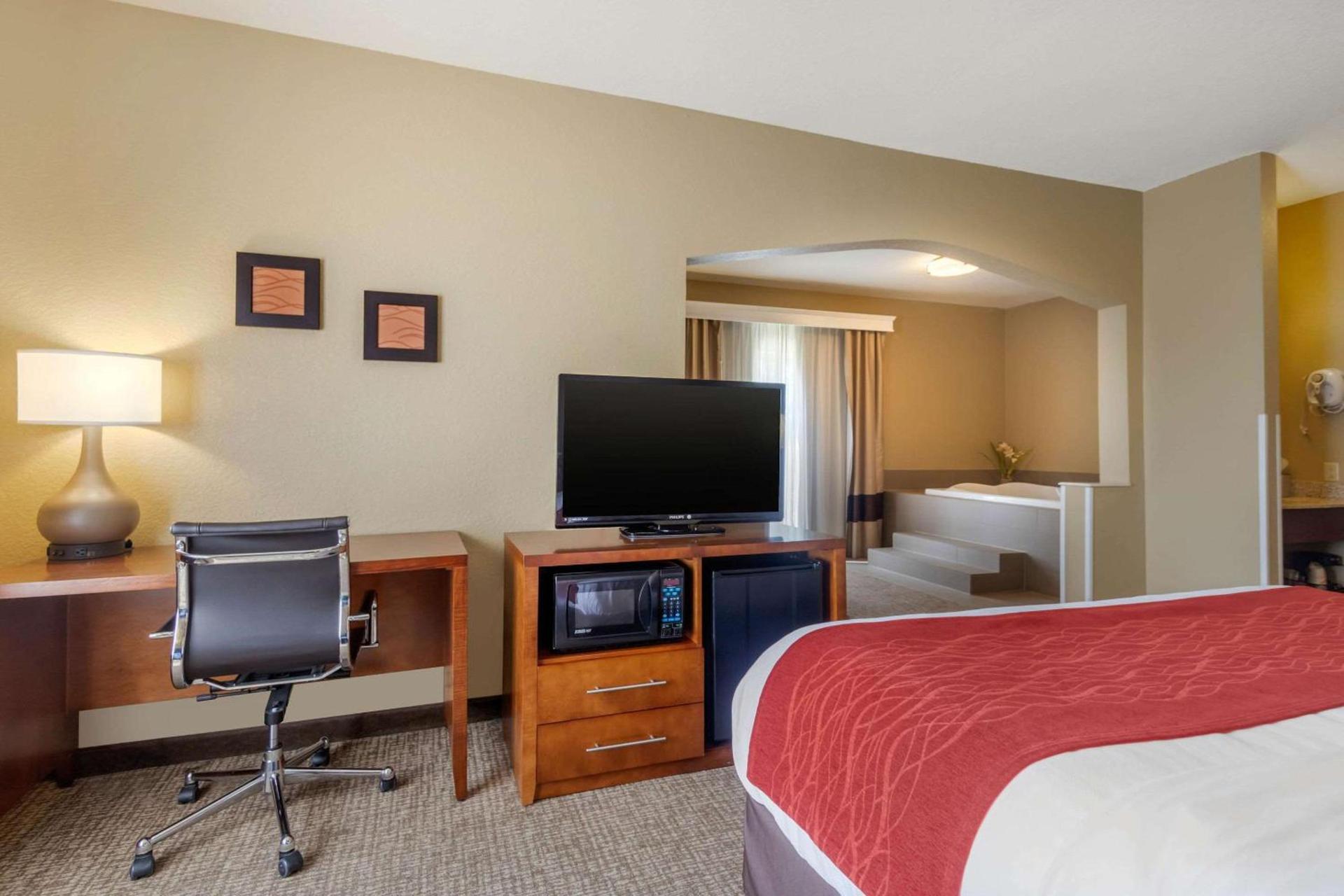 Comfort Inn & Suites Pittsburg KS photo 31
