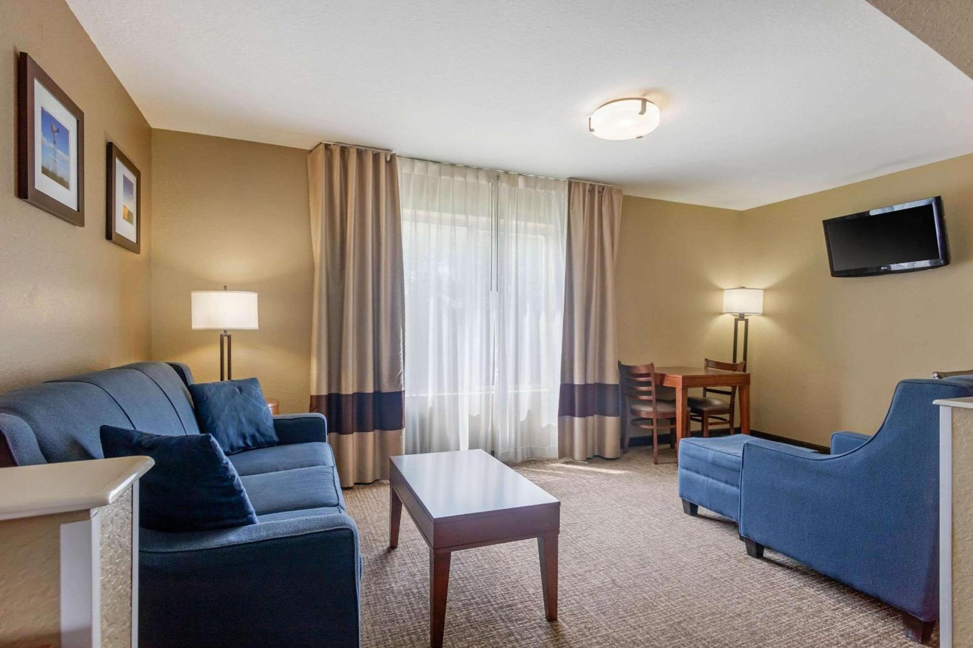 Comfort Inn & Suites Pittsburg KS photo 8