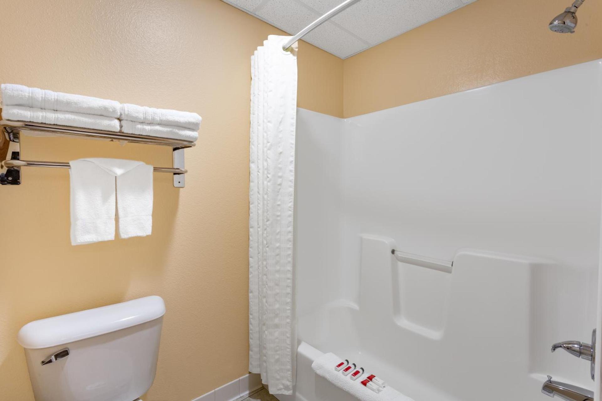 Super 8 by Wyndham Fort Dodge IA photo 41
