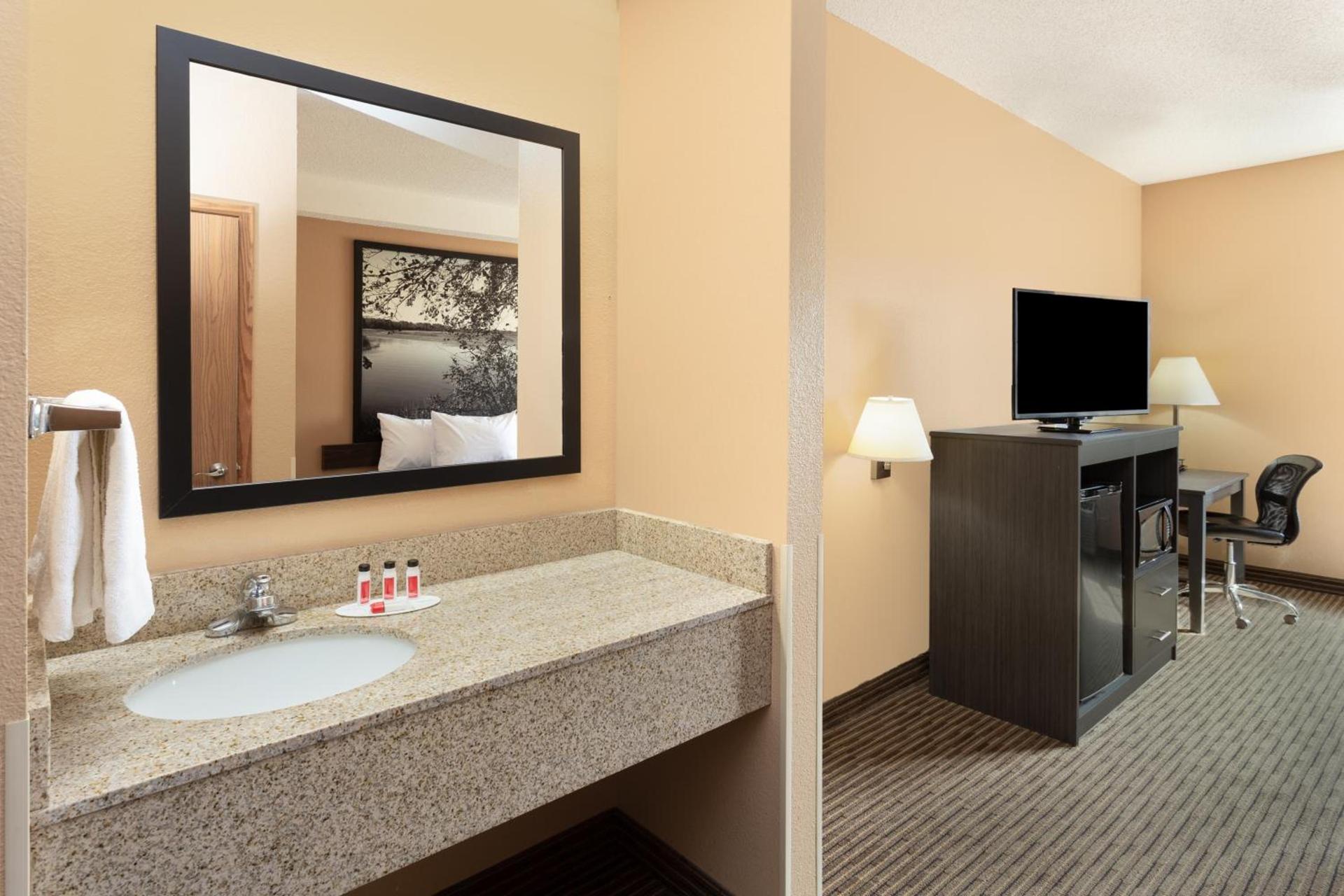 Super 8 by Wyndham Fort Dodge IA photo 42
