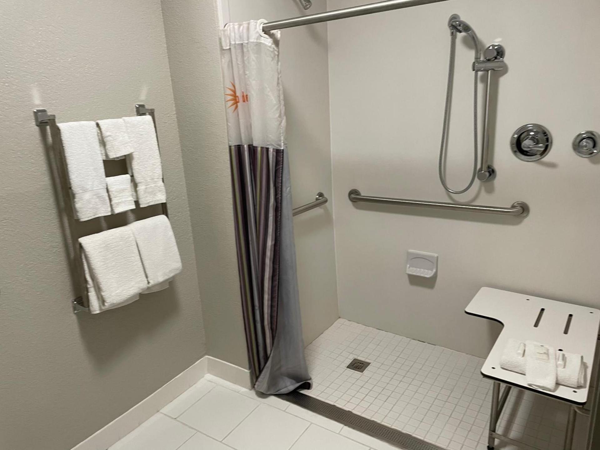 Days Inn by Wyndham Pleasant Prairie Kenosha photo 51