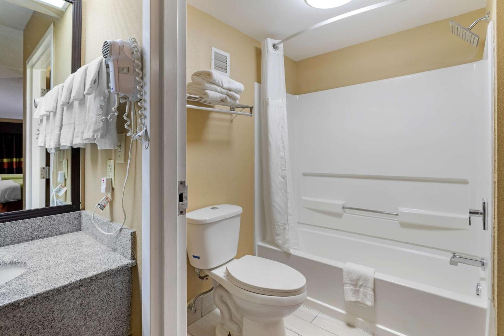 SureStay Hotel by Best Western Lenoir City photo 31