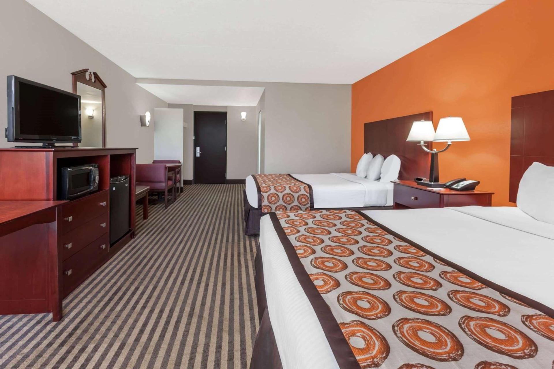 Howard Johnson by Wyndham Arlington Ballpark / Six Flags photo 7
