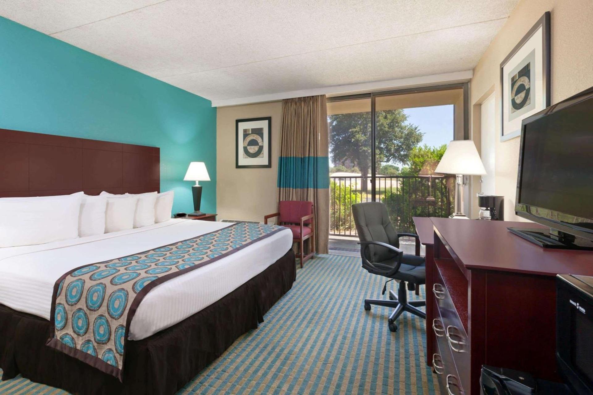 Howard Johnson by Wyndham Arlington Ballpark / Six Flags photo 8