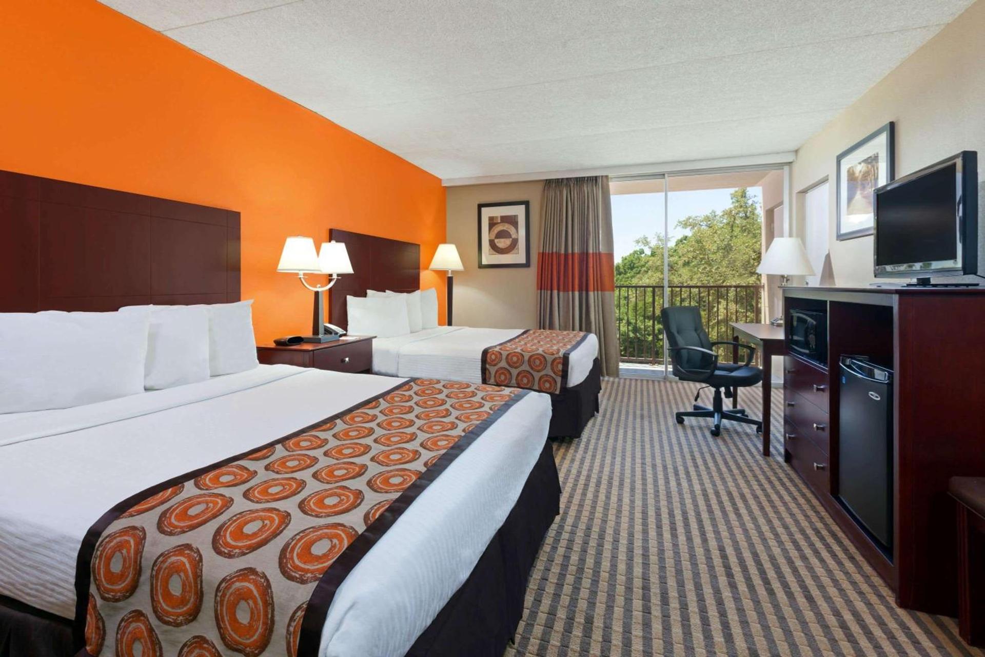 Howard Johnson by Wyndham Arlington Ballpark / Six Flags photo 9