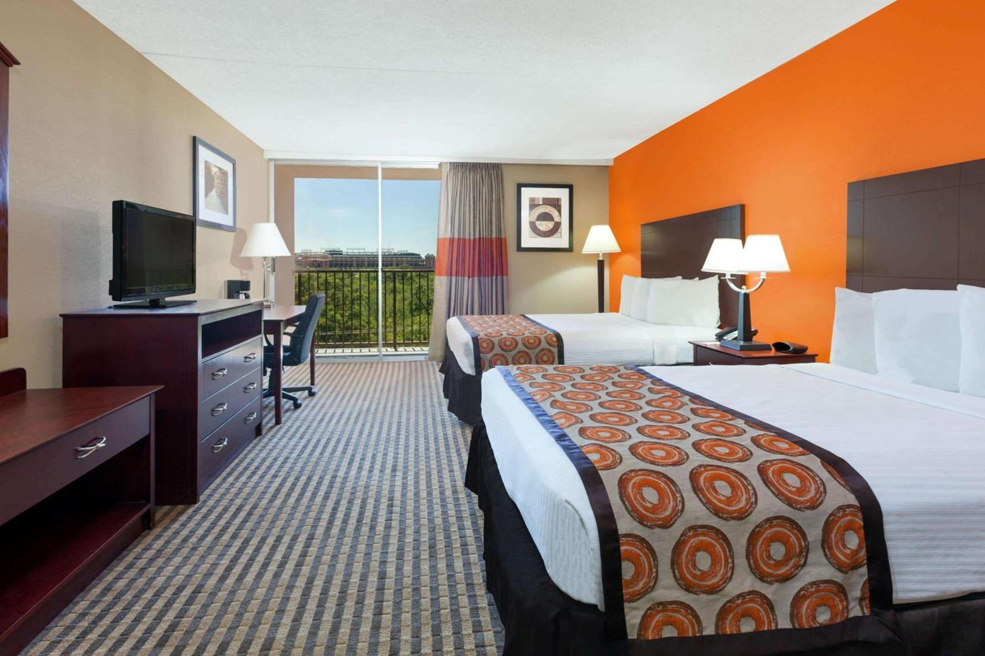 Howard Johnson by Wyndham Arlington Ballpark / Six Flags photo 11