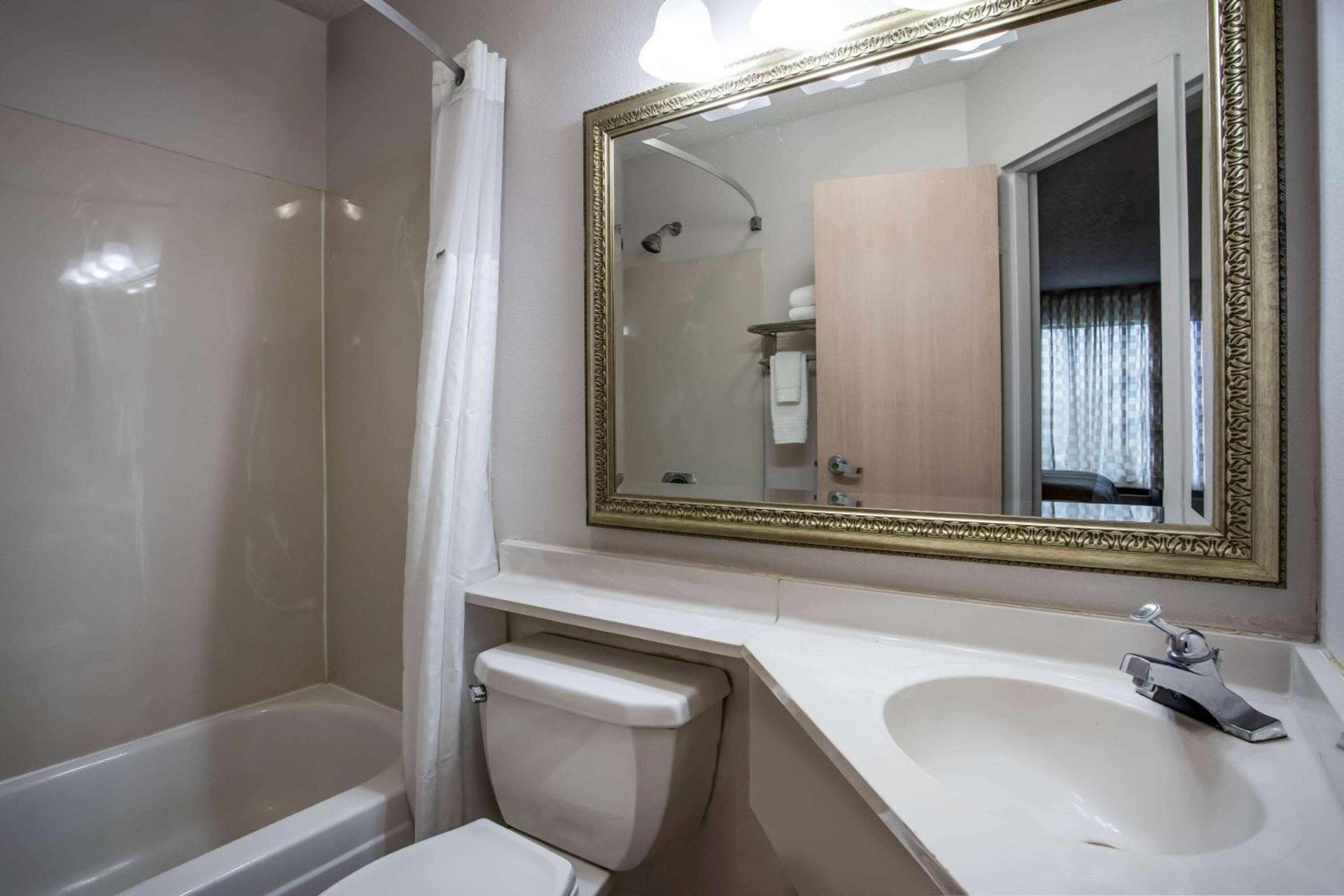 Travelodge by Wyndham Fort Wayne North photo 30