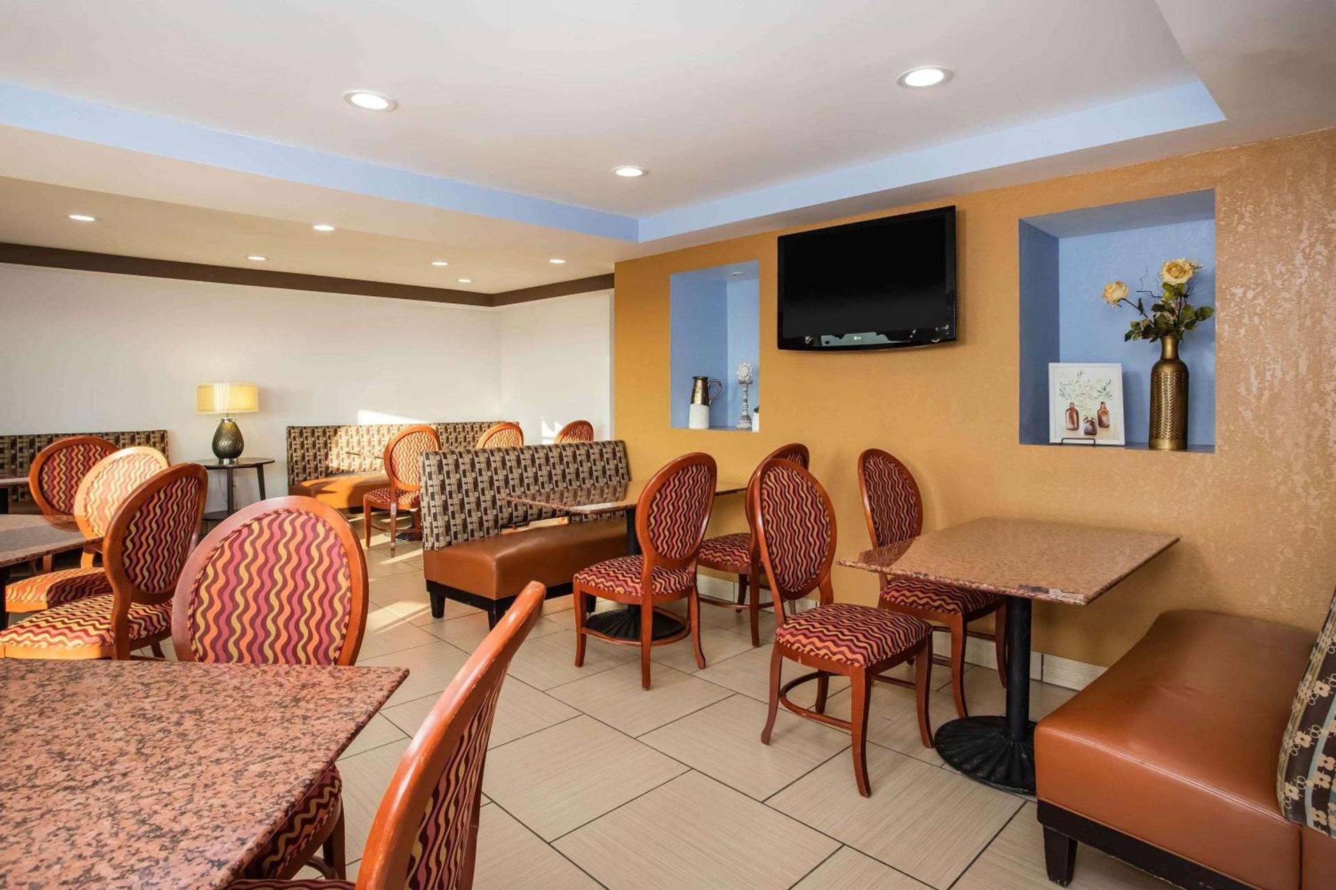 Travelodge by Wyndham Fort Wayne North photo 33