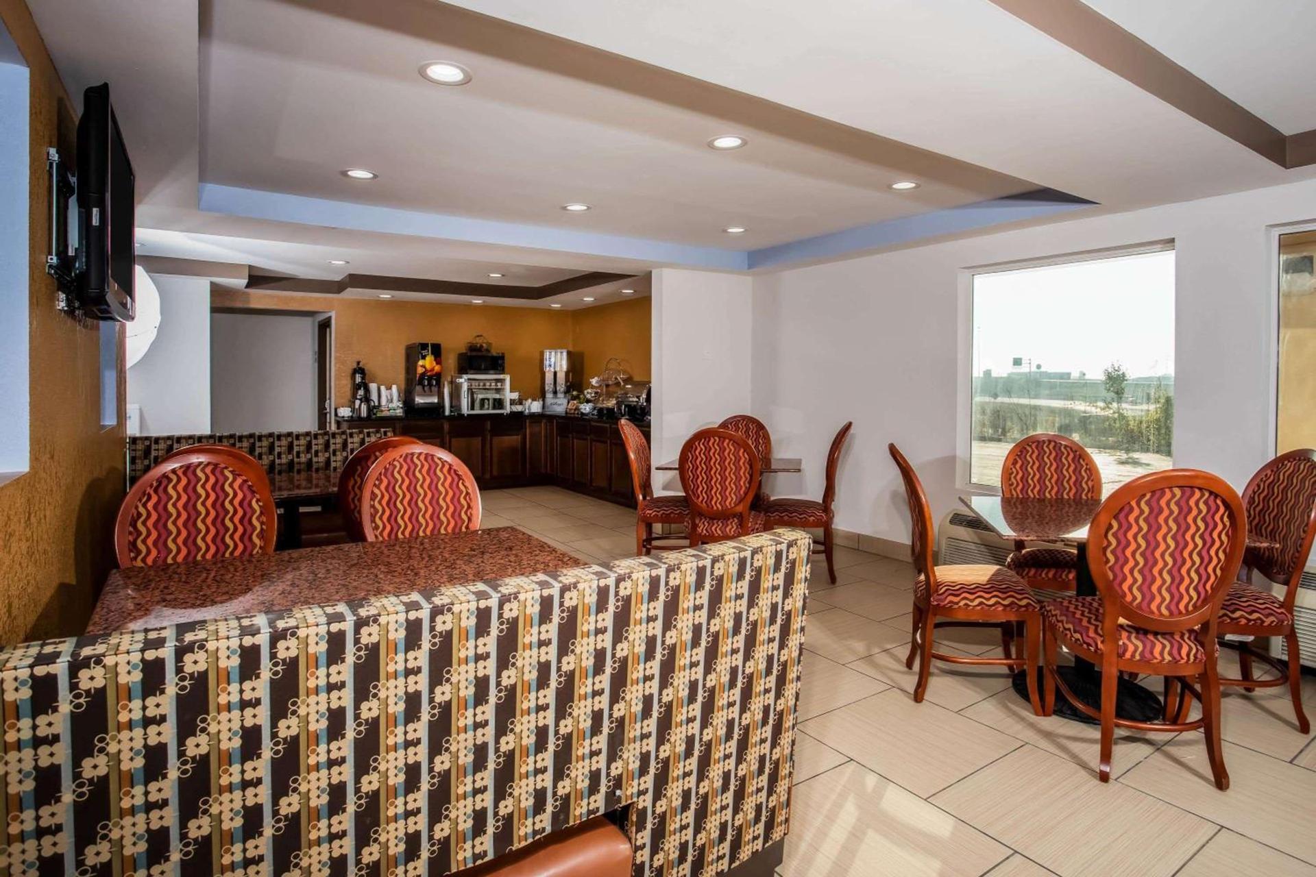 Travelodge by Wyndham Fort Wayne North photo 2