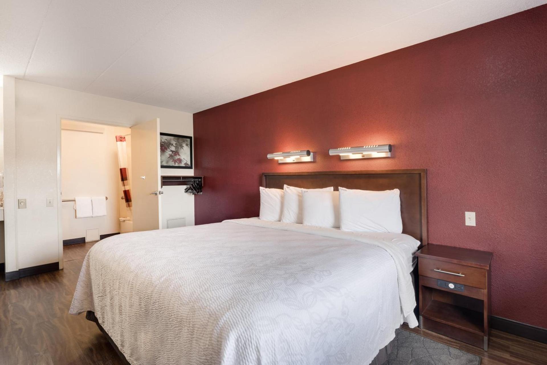 Super 8 by Wyndham Deerfield - Northbrook photo 39