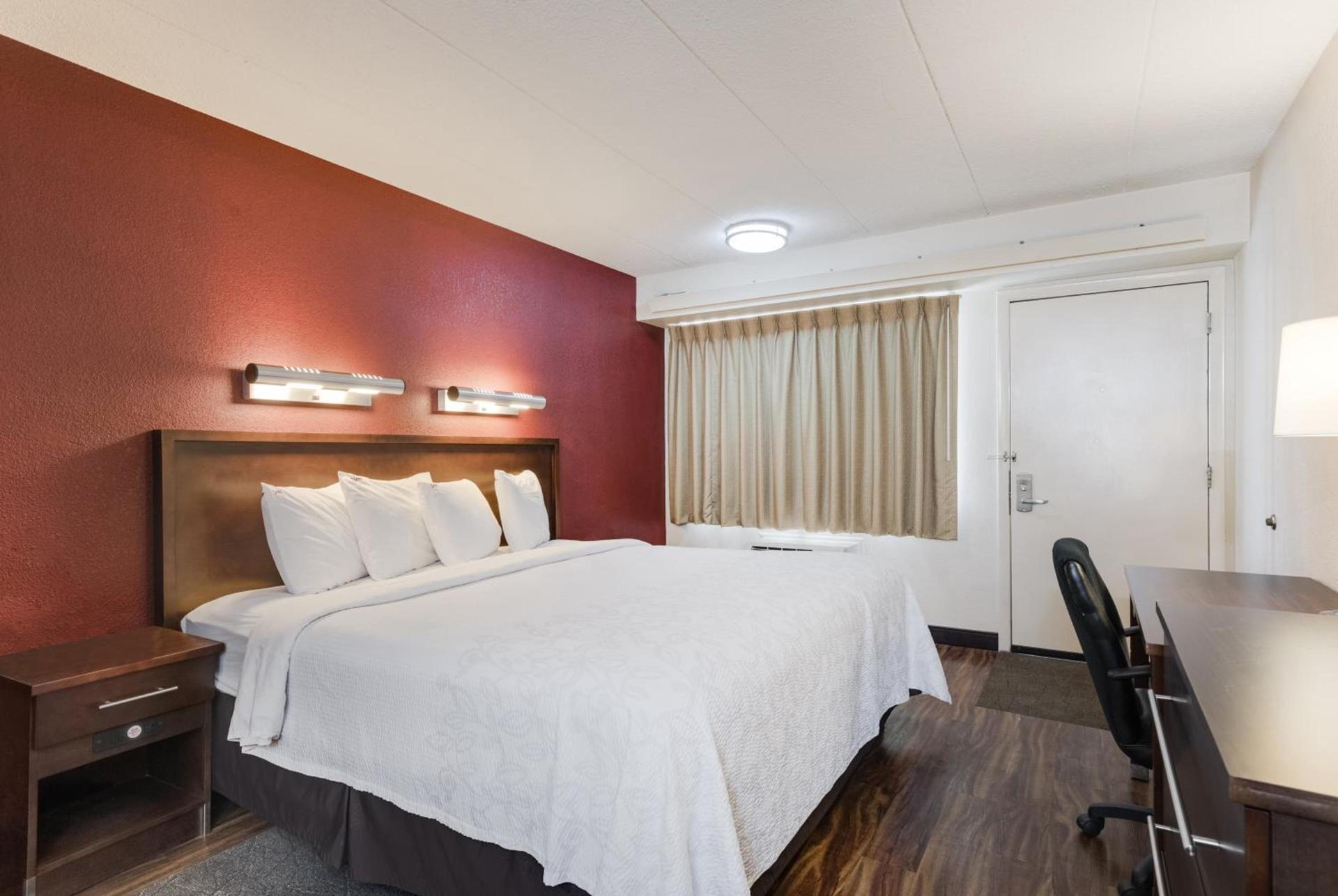 Super 8 by Wyndham Deerfield - Northbrook photo 40