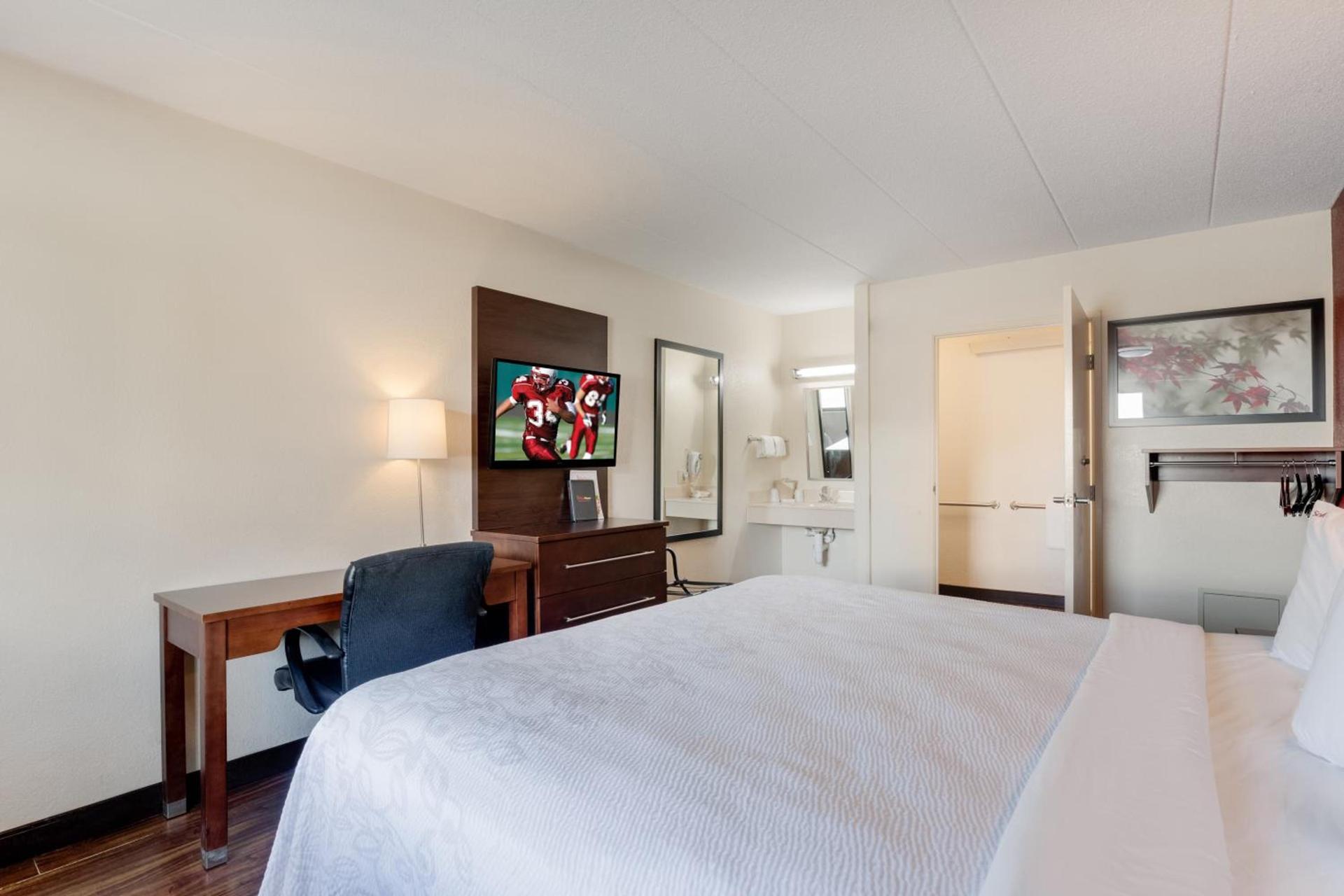 Super 8 by Wyndham Deerfield - Northbrook photo 41