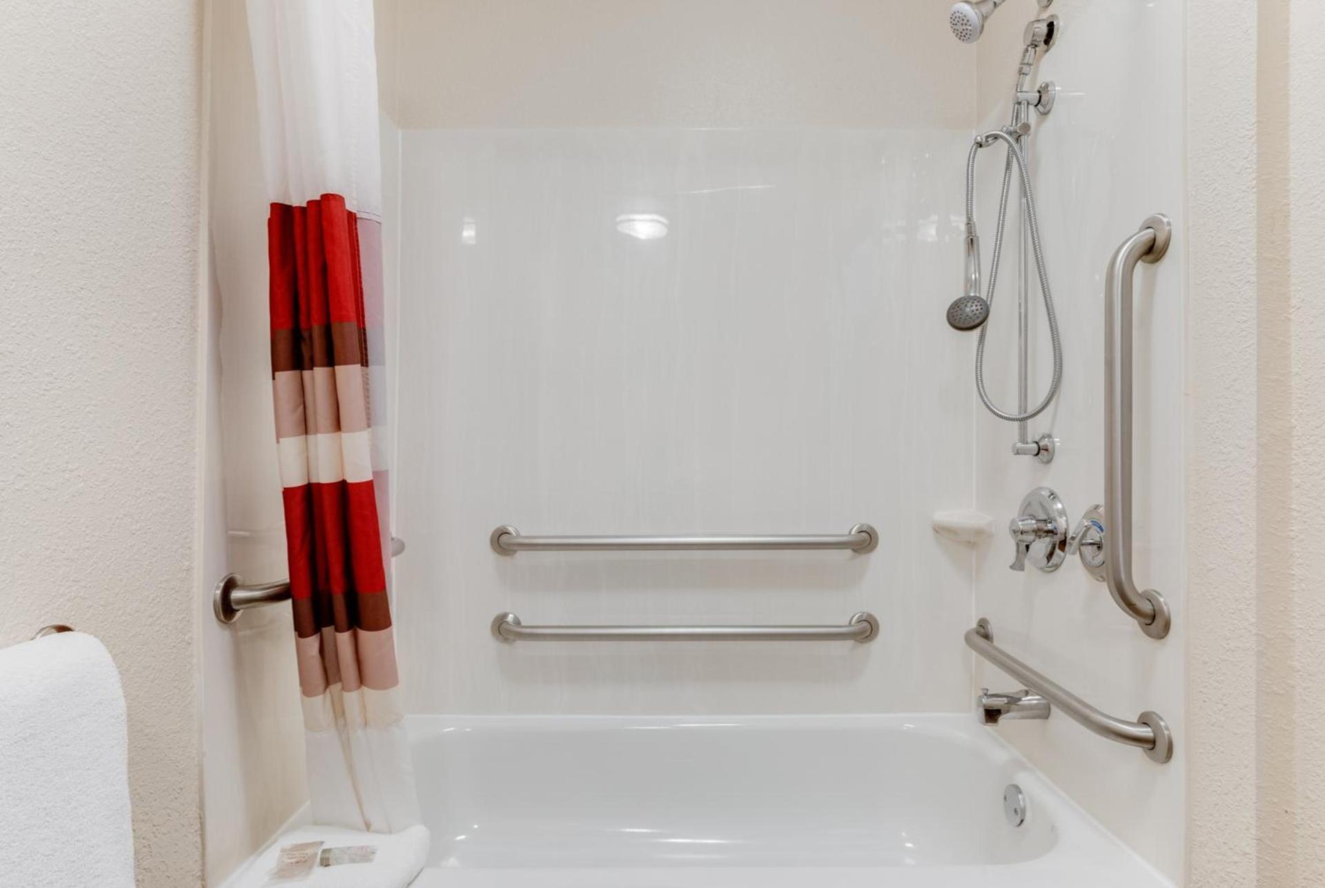 Super 8 by Wyndham Deerfield - Northbrook photo 45