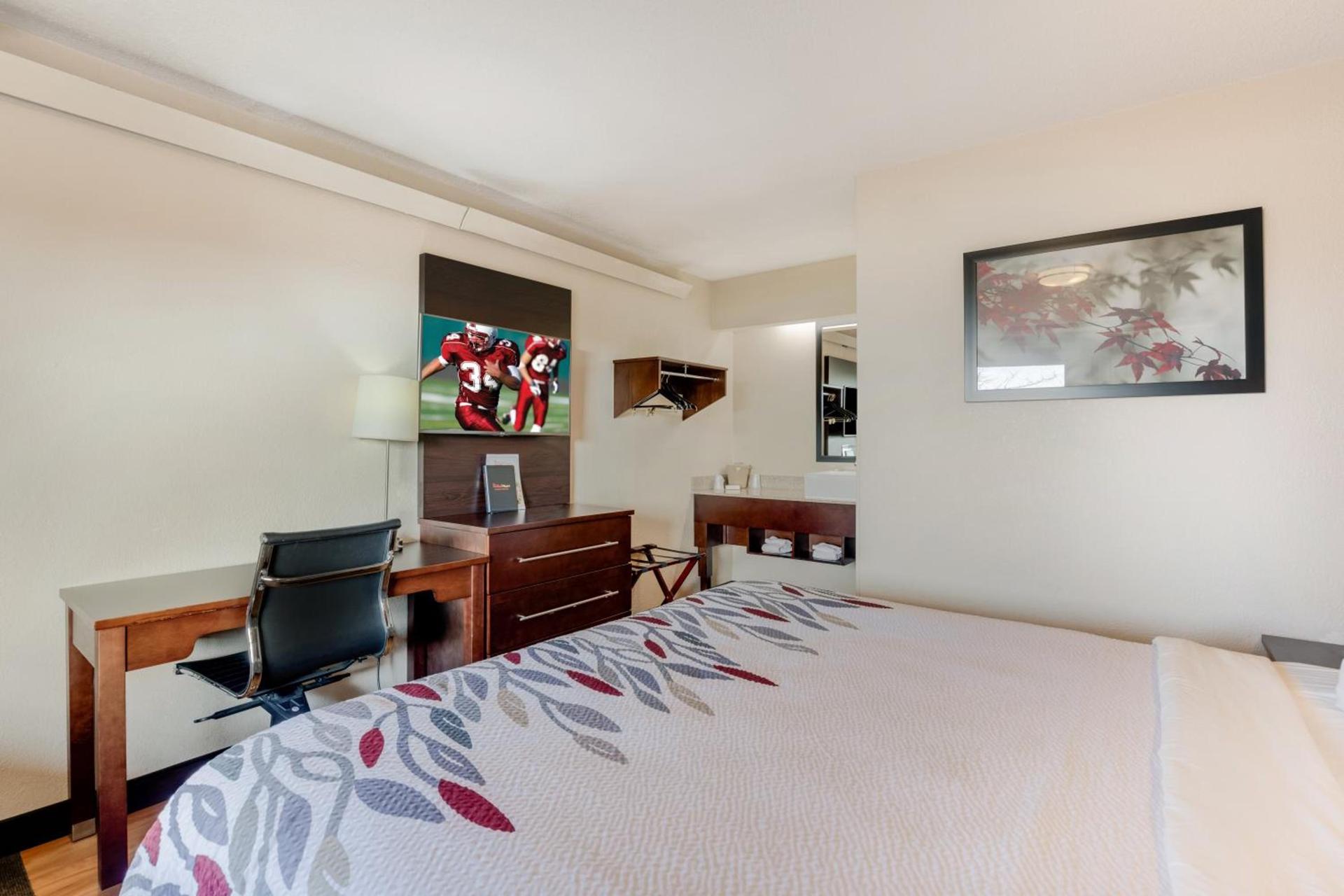 Super 8 by Wyndham Deerfield - Northbrook photo 37