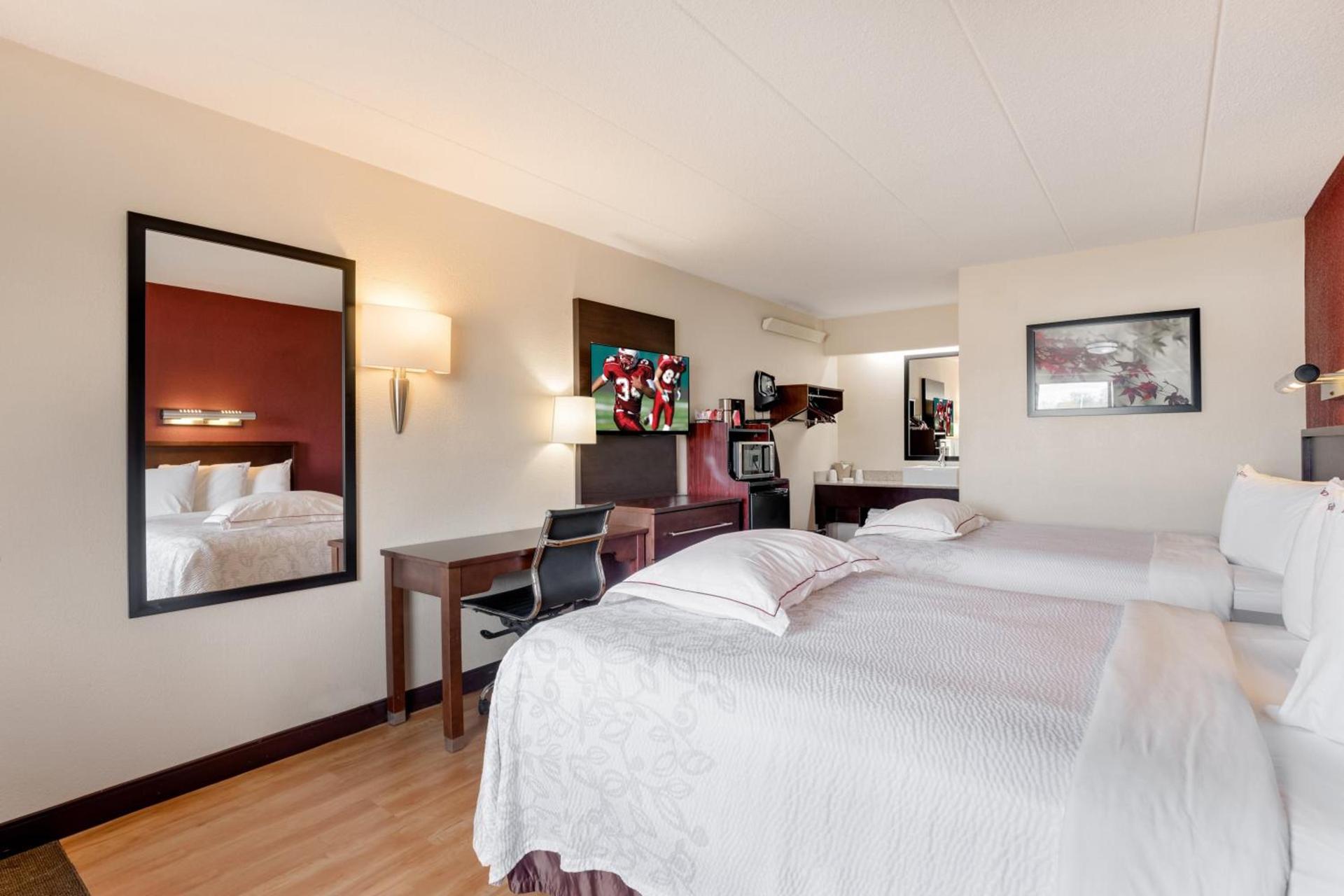Super 8 by Wyndham Deerfield - Northbrook photo 24