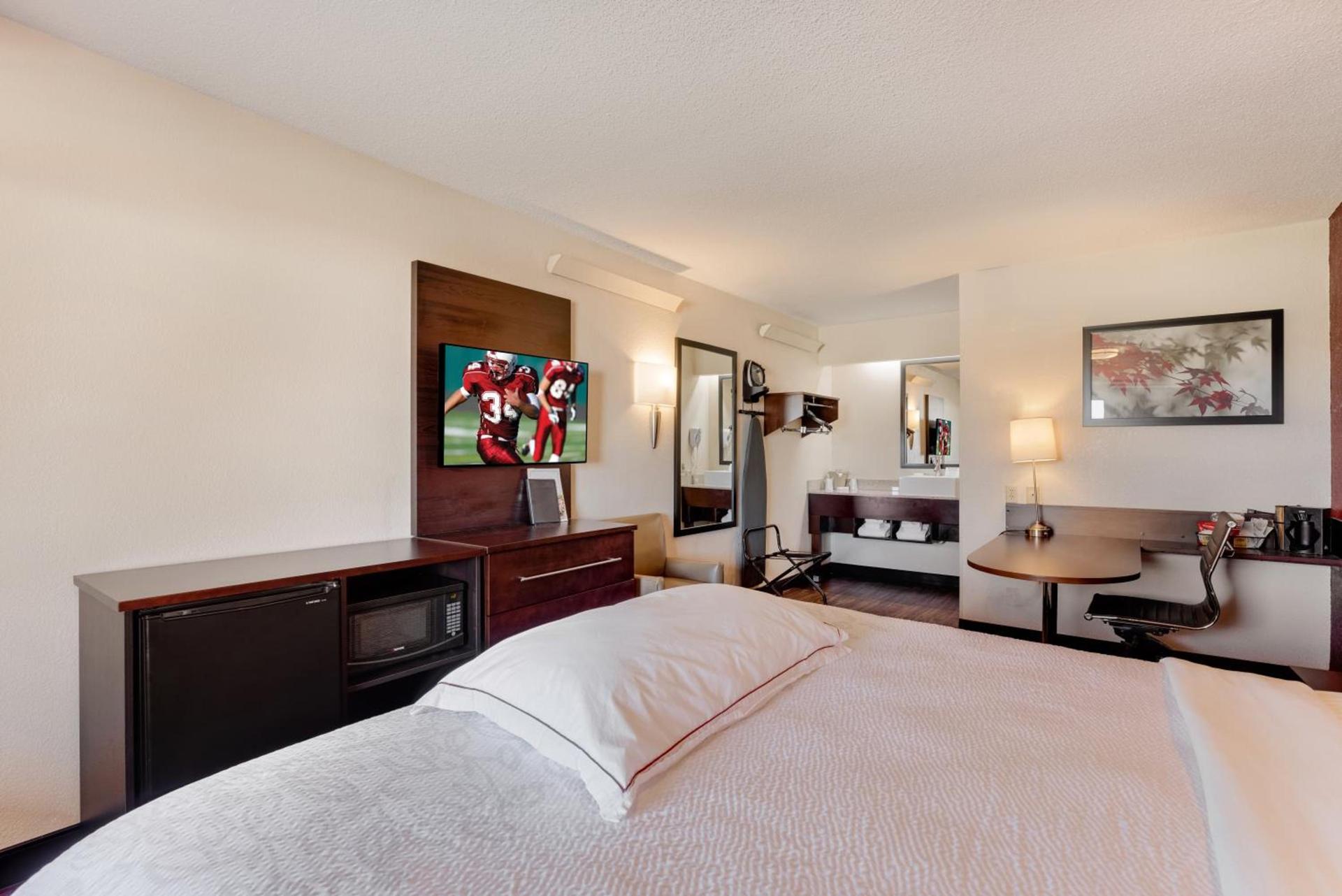 Super 8 by Wyndham Deerfield - Northbrook photo 21
