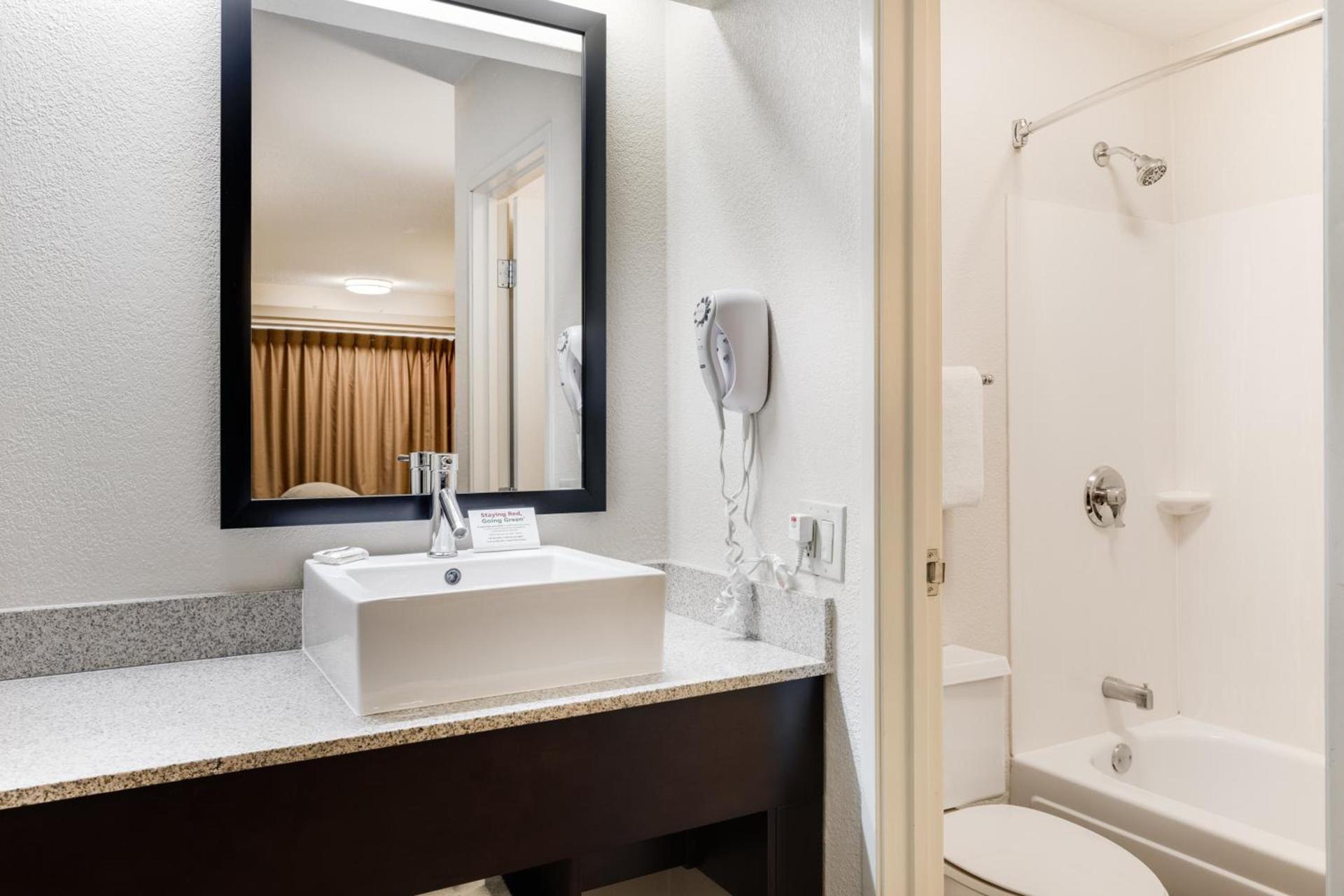Super 8 by Wyndham Deerfield - Northbrook photo 43