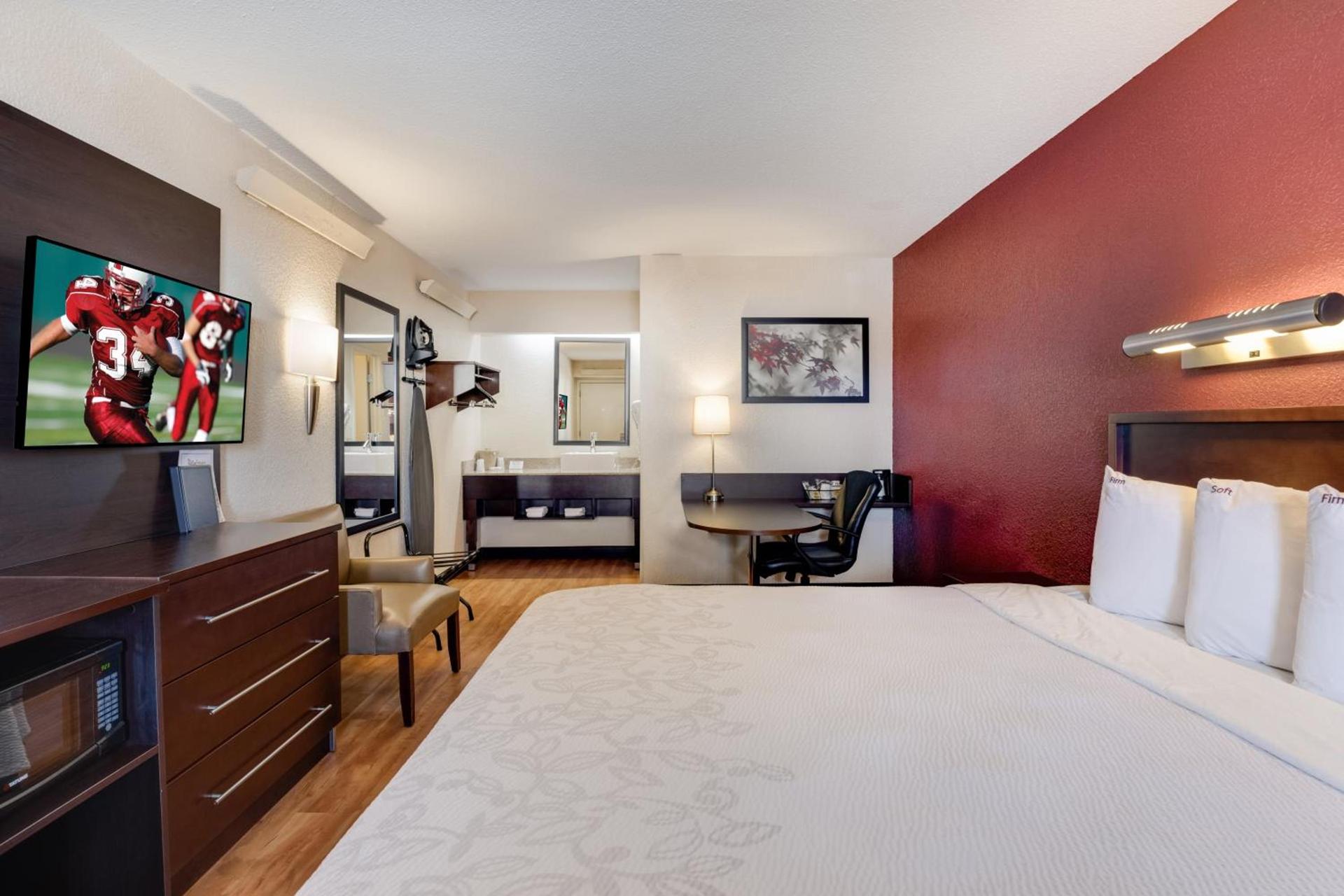 Super 8 by Wyndham Deerfield - Northbrook photo 35