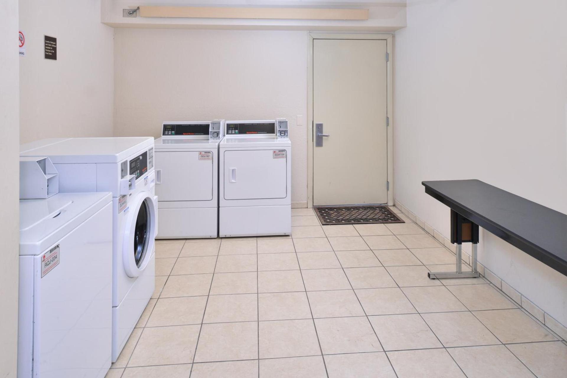 Super 8 by Wyndham Deerfield - Northbrook photo 20