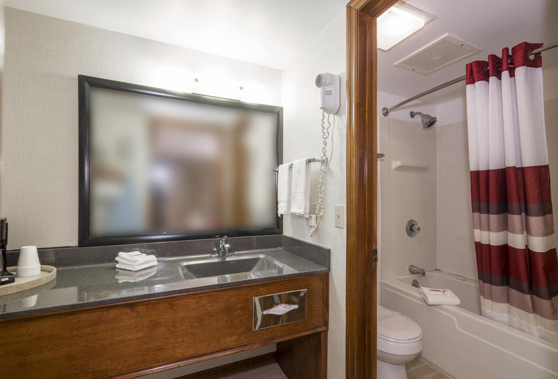 Red Roof Inn Uhrichsville photo 17