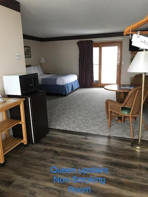 Four Seasons Inn photo 40