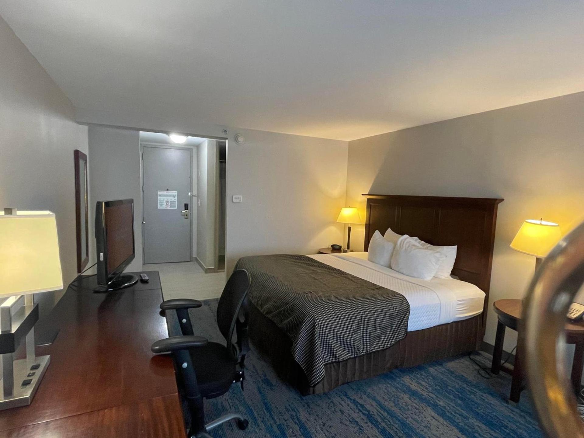 Ramada by Wyndham Cleveland Independence photo 44
