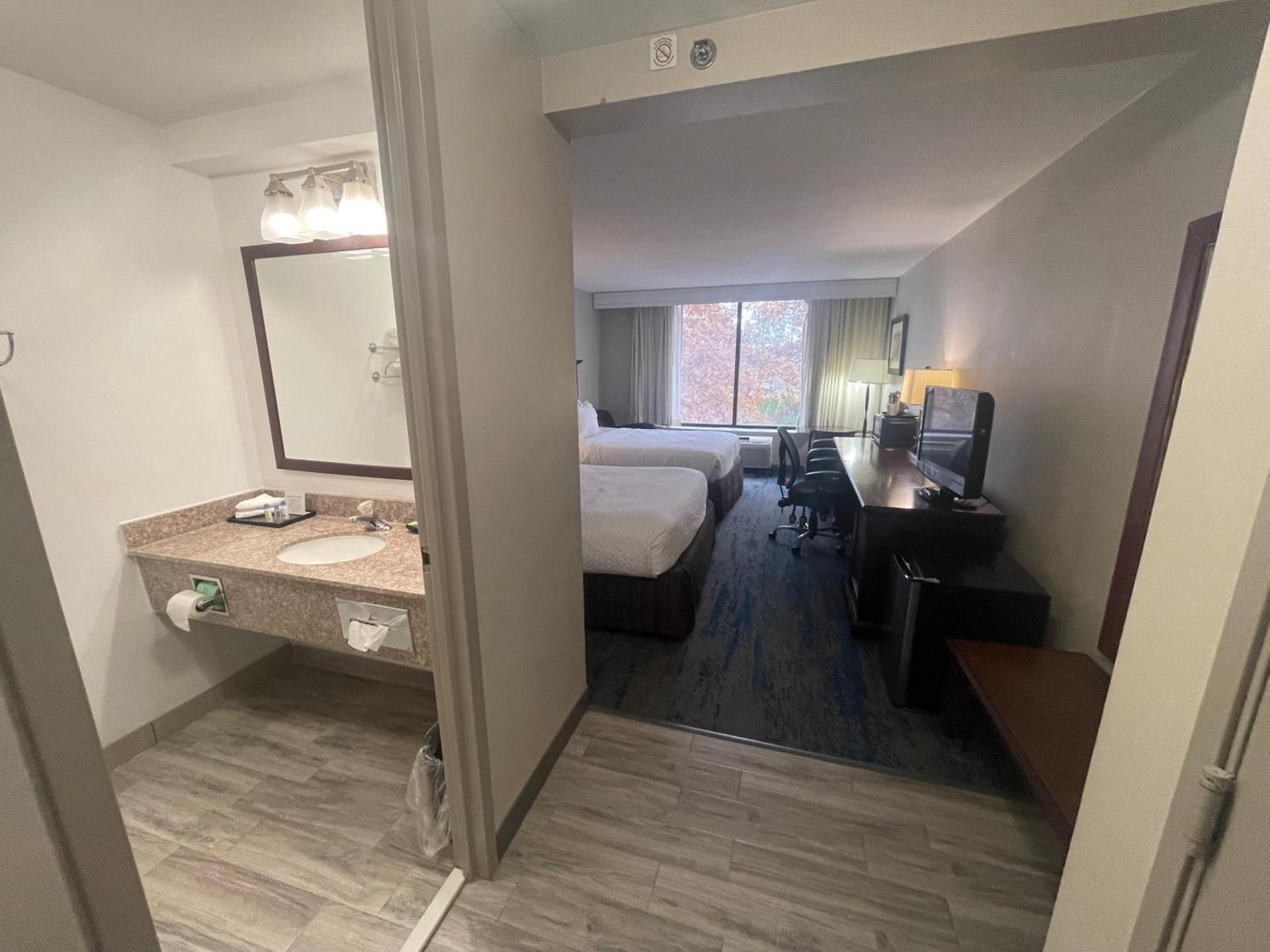 Ramada by Wyndham Cleveland Independence photo 52