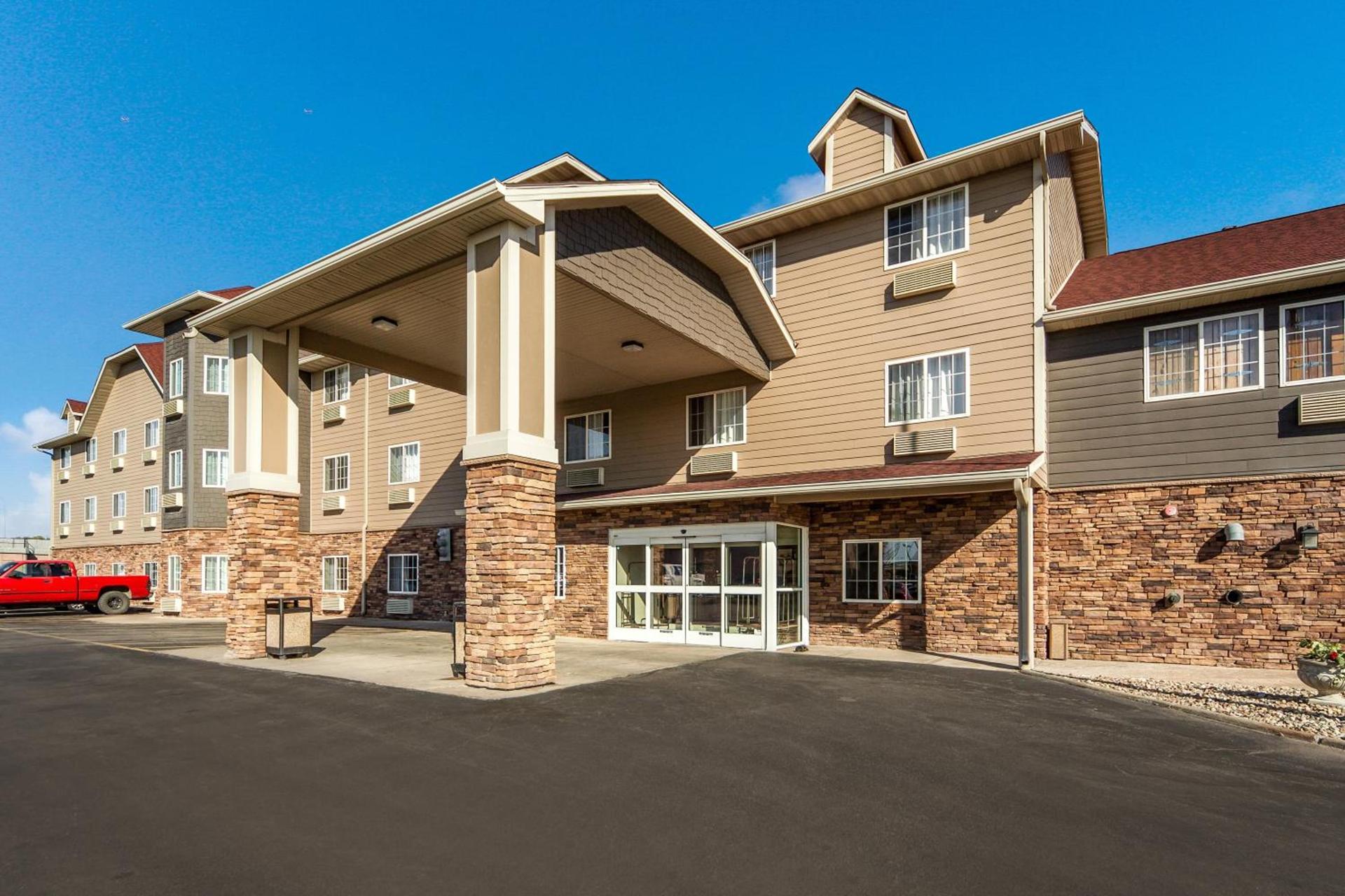 Red Roof Inn & Suites Omaha - Council Bluffs — hotel in Council Bluffs