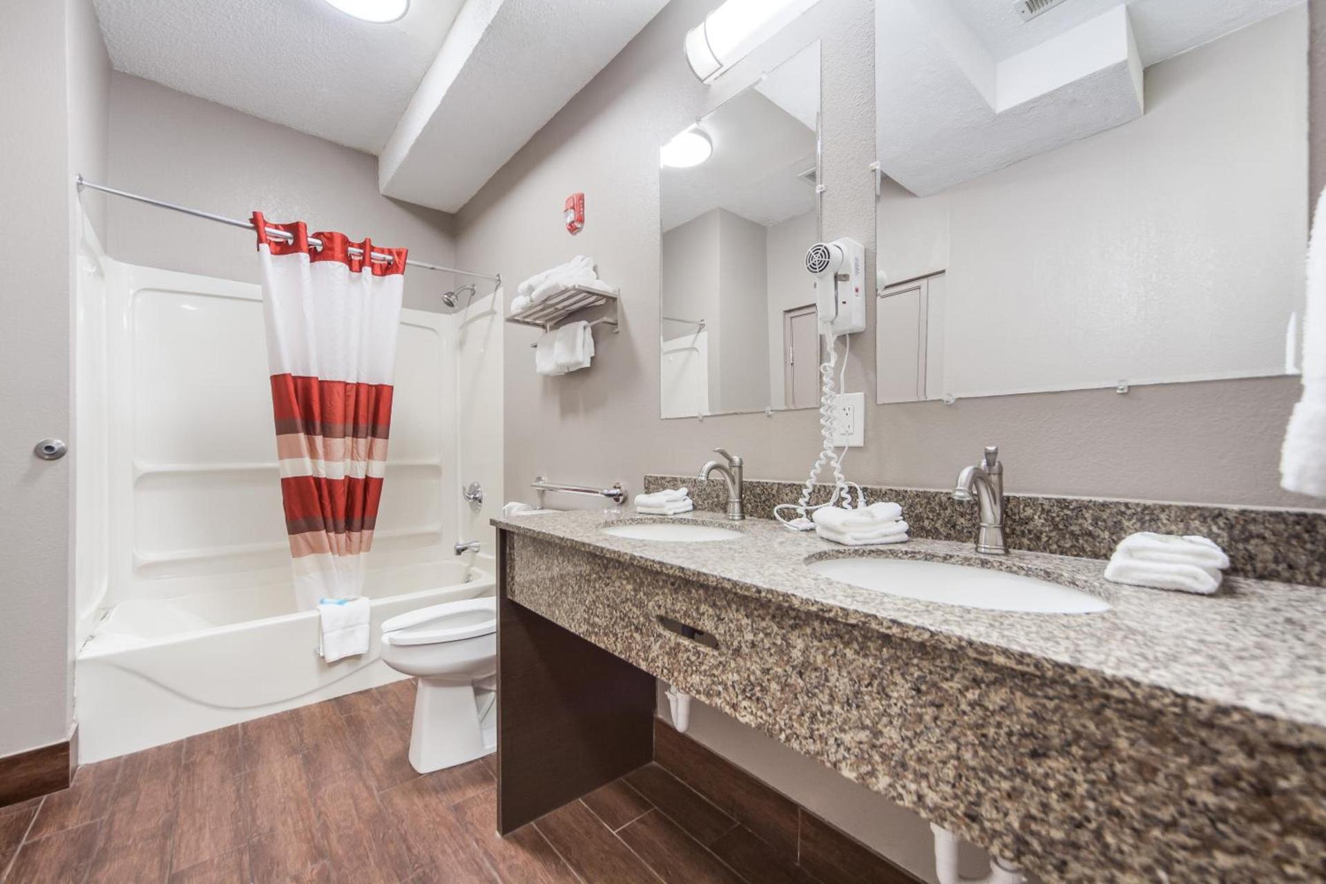 Red Roof Inn & Suites Omaha - Council Bluffs photo 24