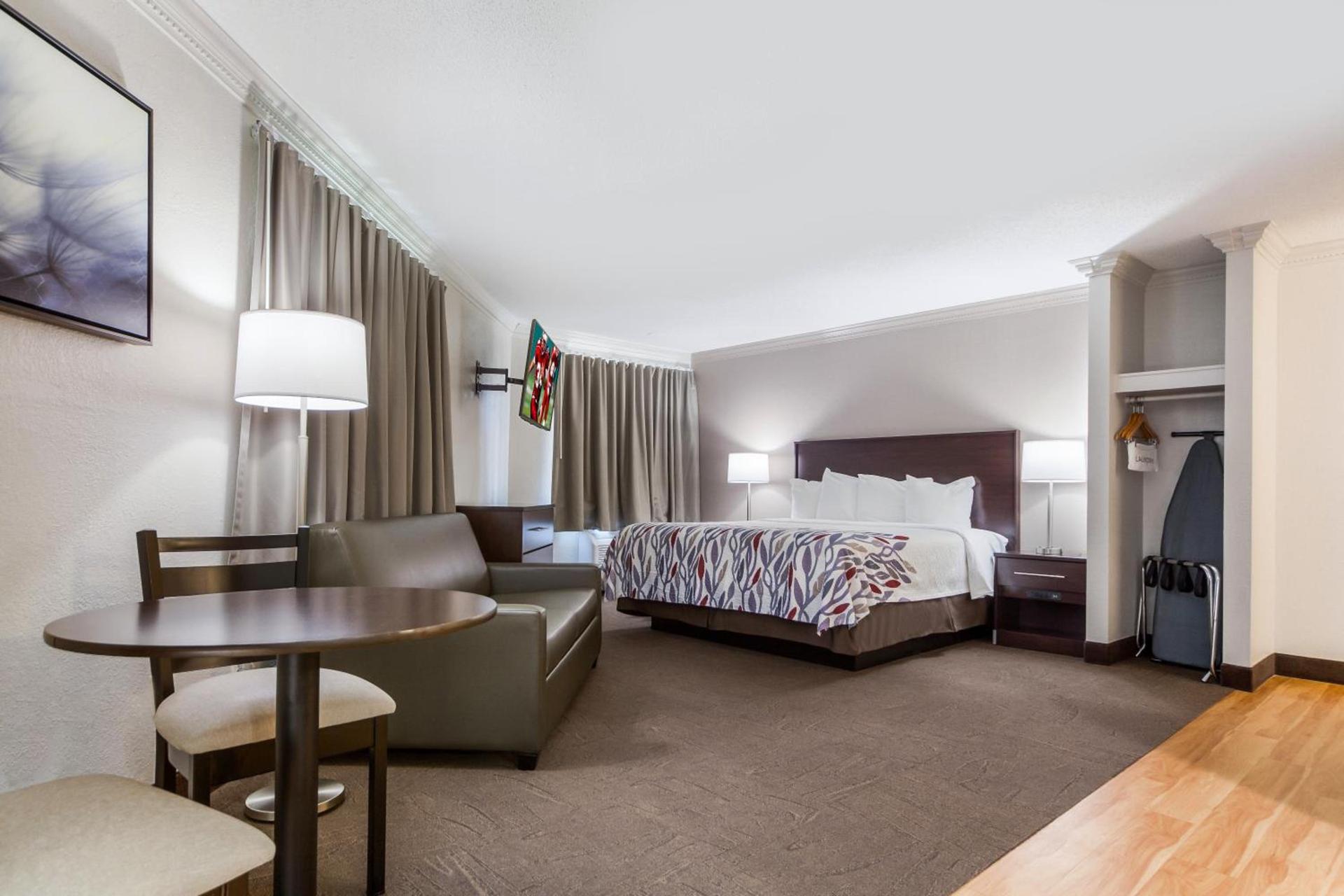 Red Roof Inn & Suites Omaha - Council Bluffs photo 39