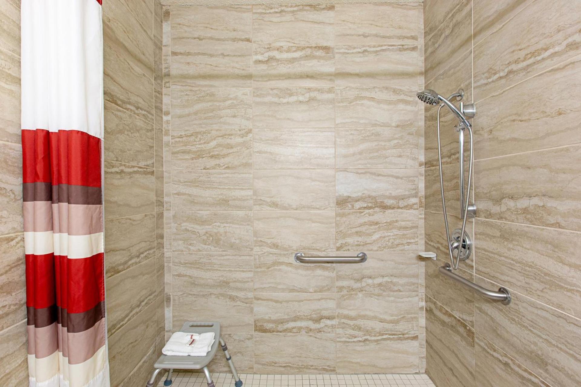 Red Roof Inn & Suites Omaha - Council Bluffs photo 52