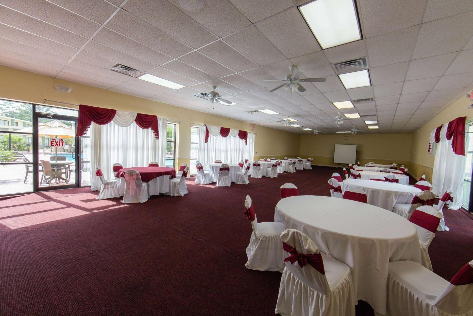Ramada by Wyndham Houston Intercontinental Airport East photo 24