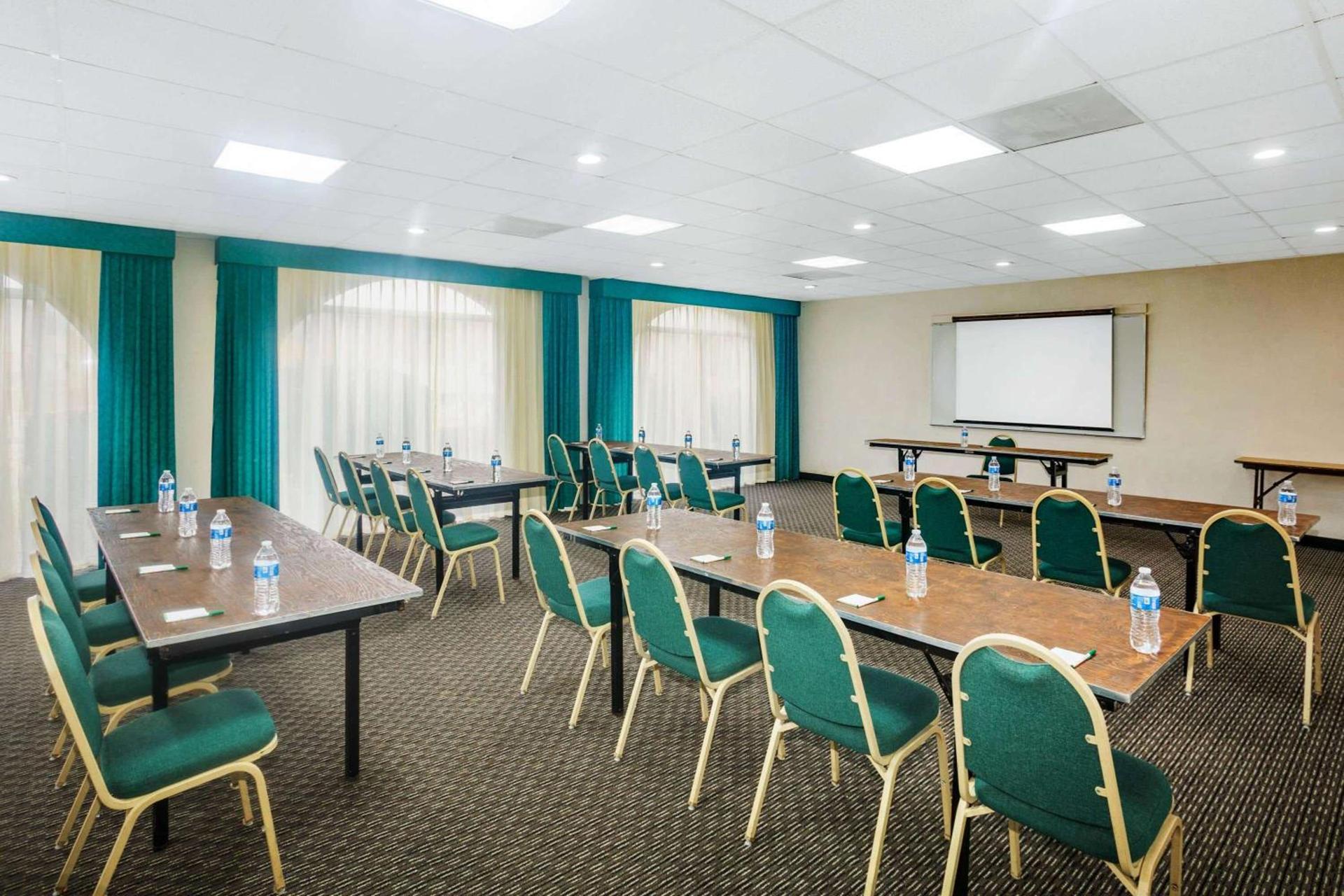 Days Inn by Wyndham Del Rio photo 22