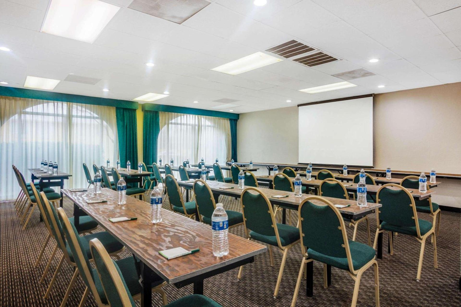 Days Inn by Wyndham Del Rio photo 23