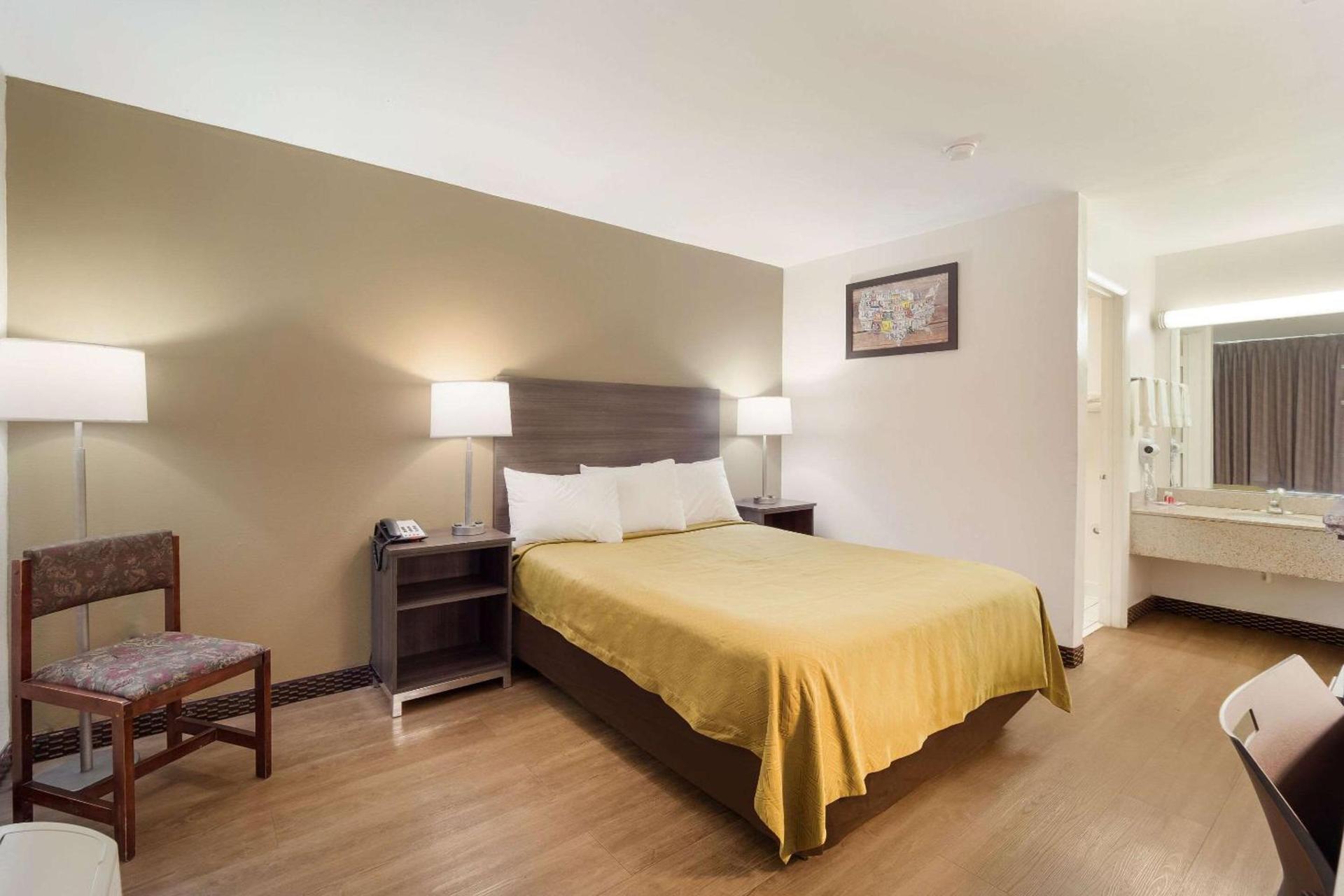 Econo Lodge Goose Creek - Charleston North photo 6